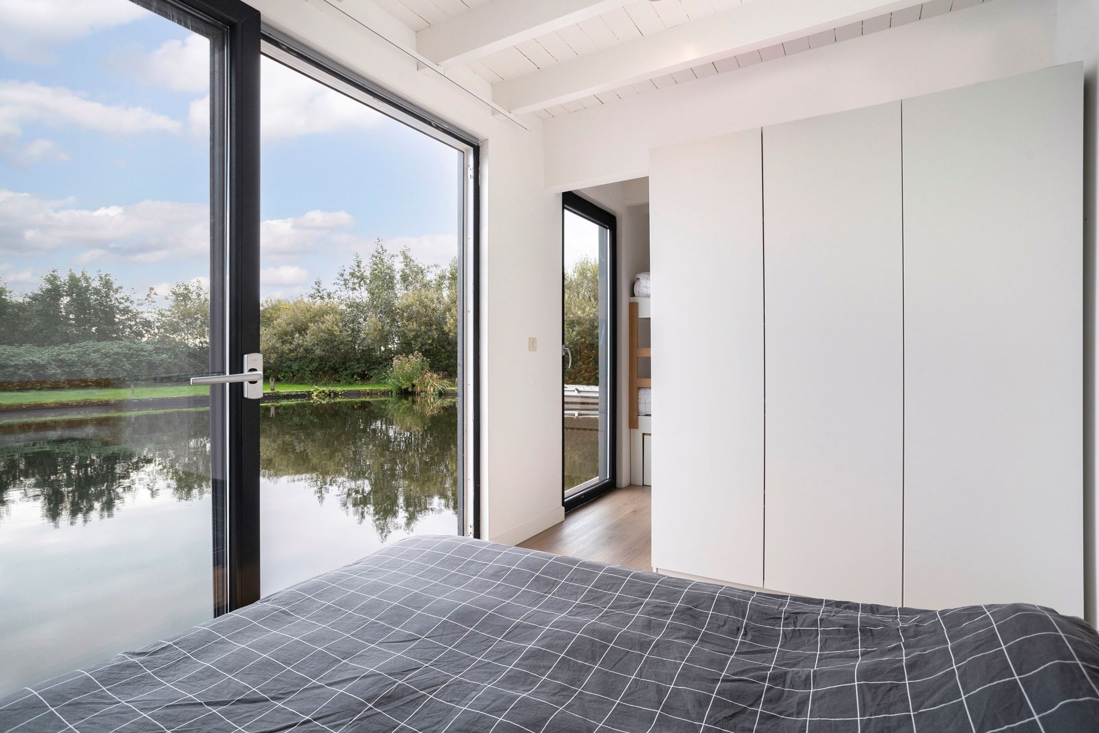 chambre principale petite maison flottante 51m2
