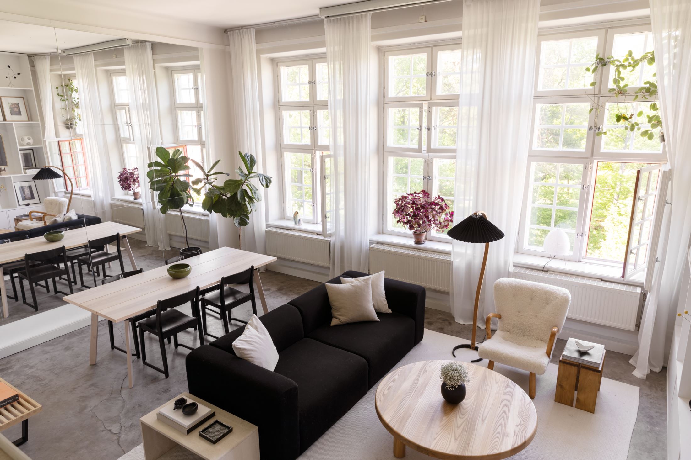 salon avec mur miroir