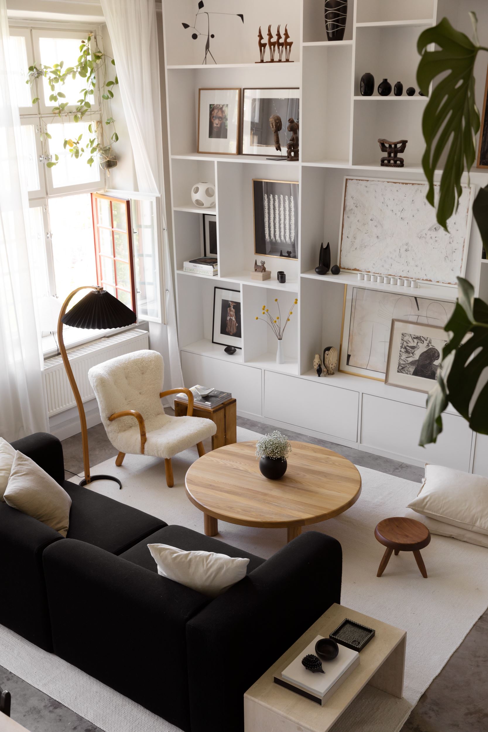 salon avec bibliothèque grande hauteur sur mesure