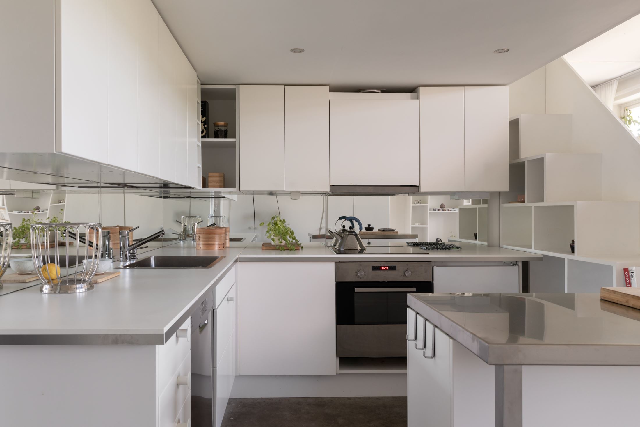 cuisine blanche sous mezzanine