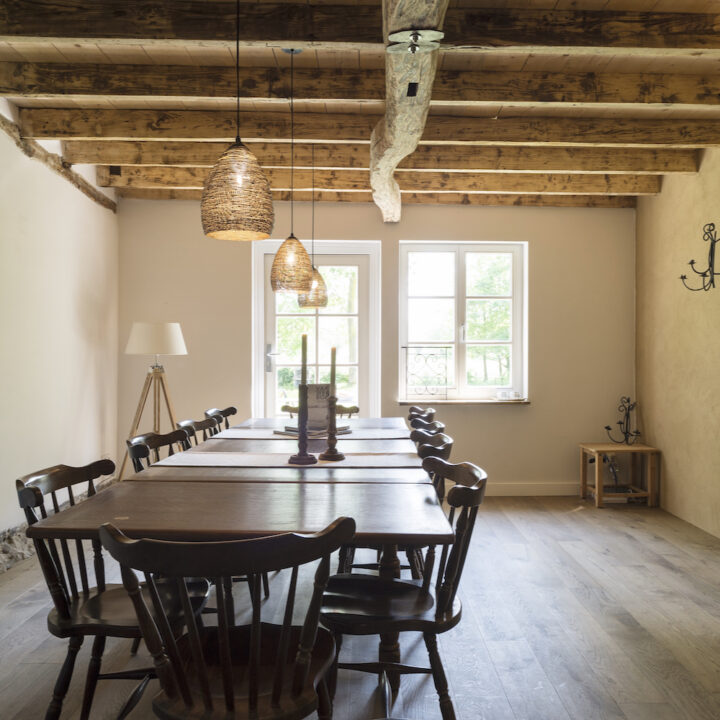 salle à manger avec poutres maison rénovée