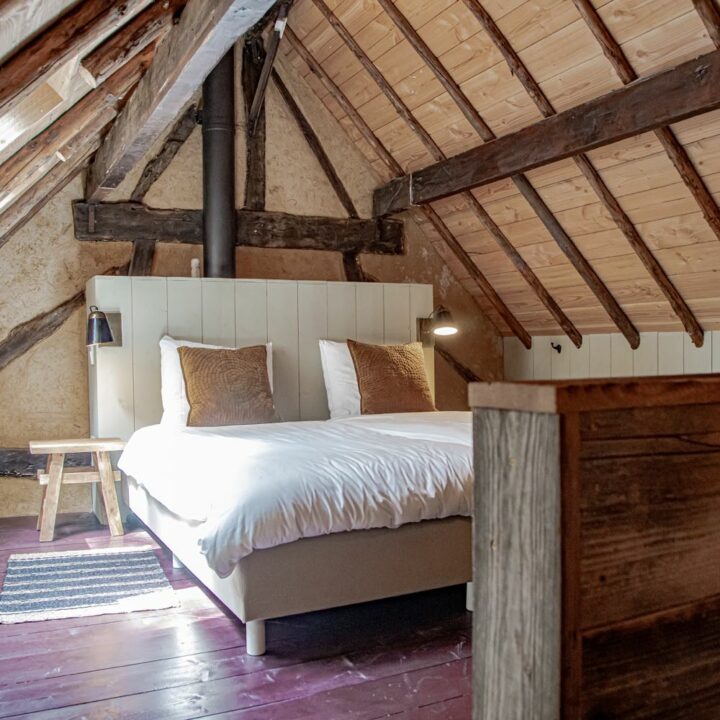 chambre mansardée avec poutres maison rénovée