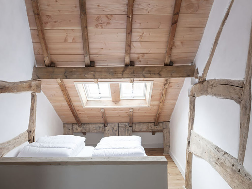 chambre mansardée avec poutres