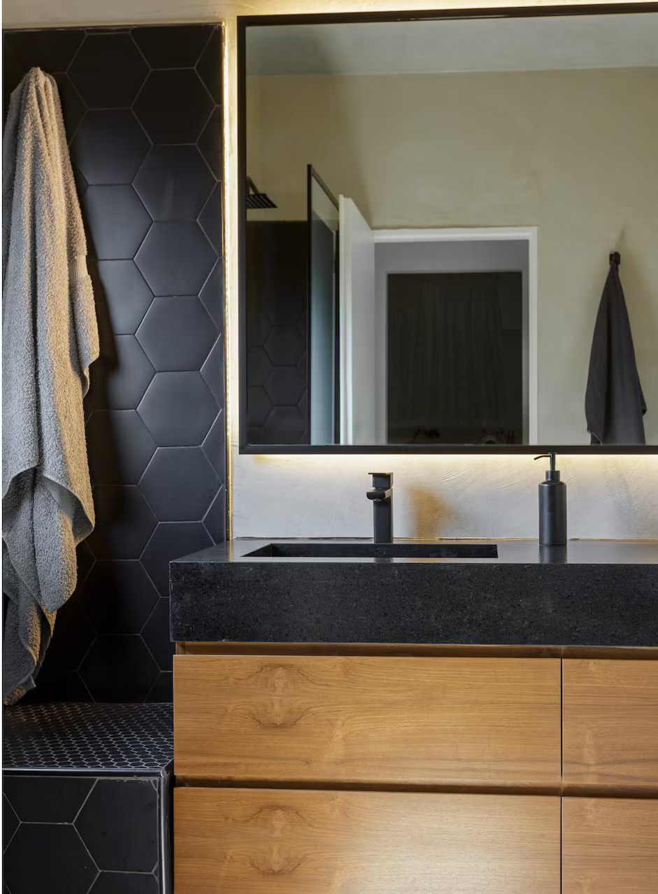 salle de bain noire et bois décoration contemporaine salle de bain noire et bois décoration contemporaine