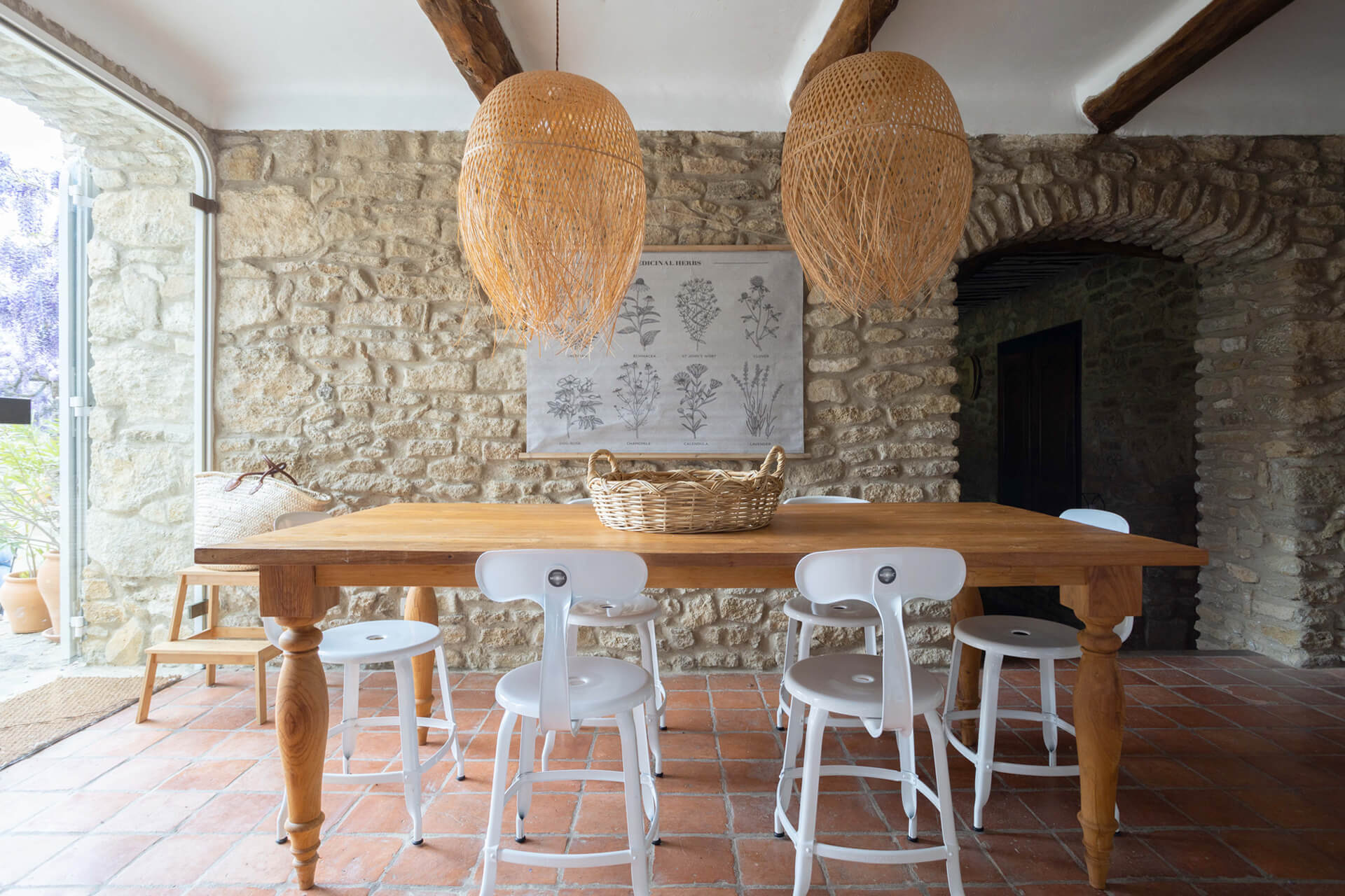 salle à manger maison en pierre Le mas Couvaloup en Provence salle à manger maison en pierre Le mas Couvaloup en Provence