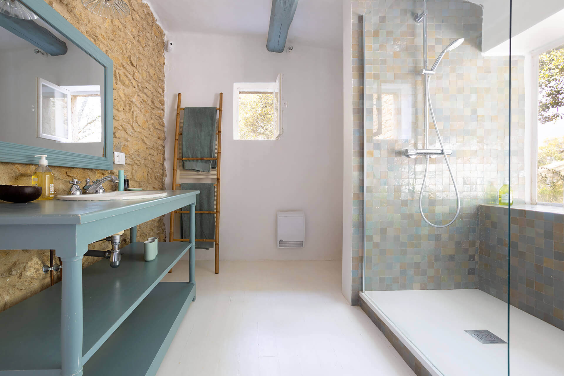 salle de bain maison en pierre Le mas Couvaloup en Provence salle de bain maison en pierre Le mas Couvaloup en Provence