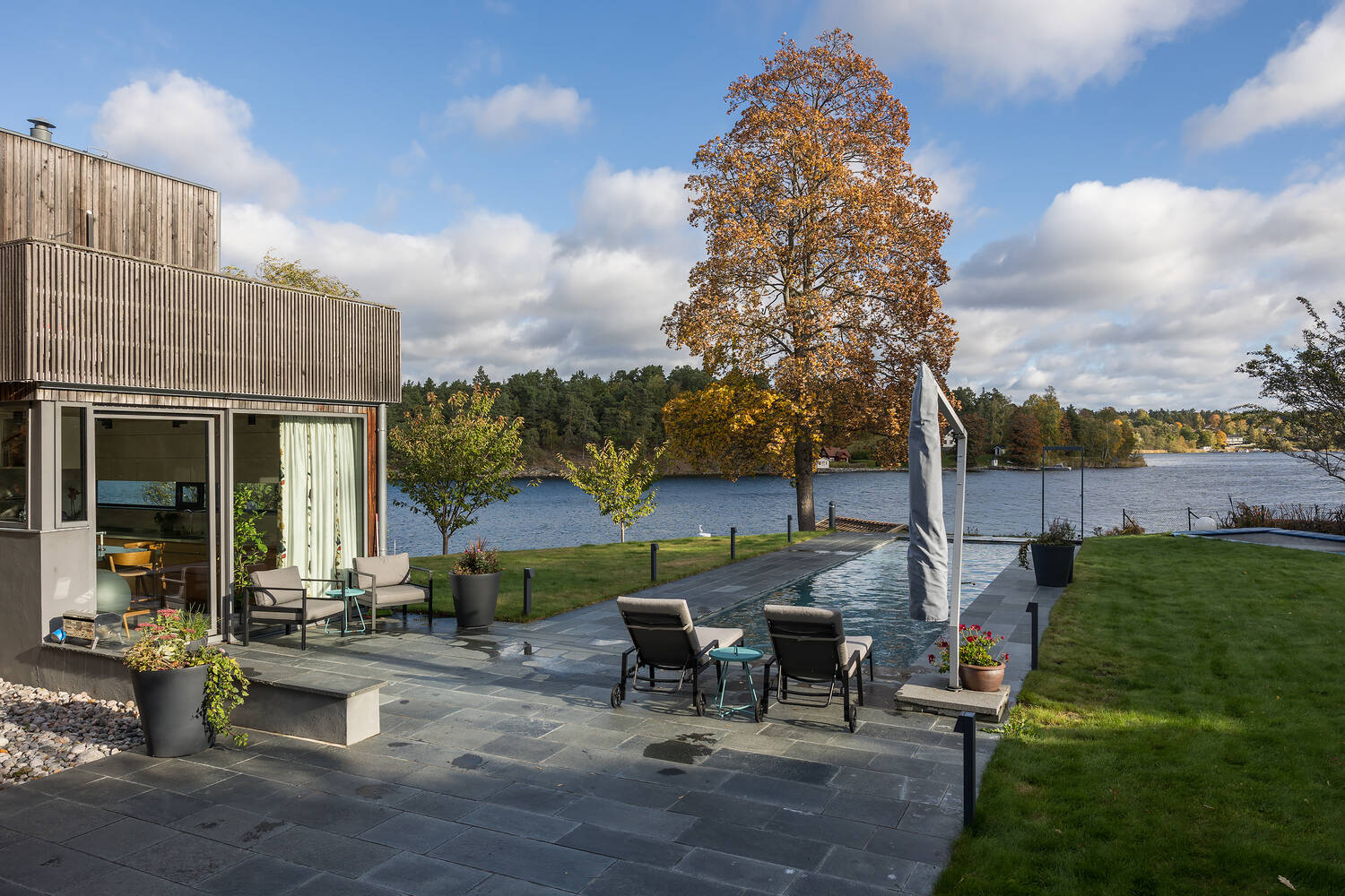 maison en bois vue mer avec piscine