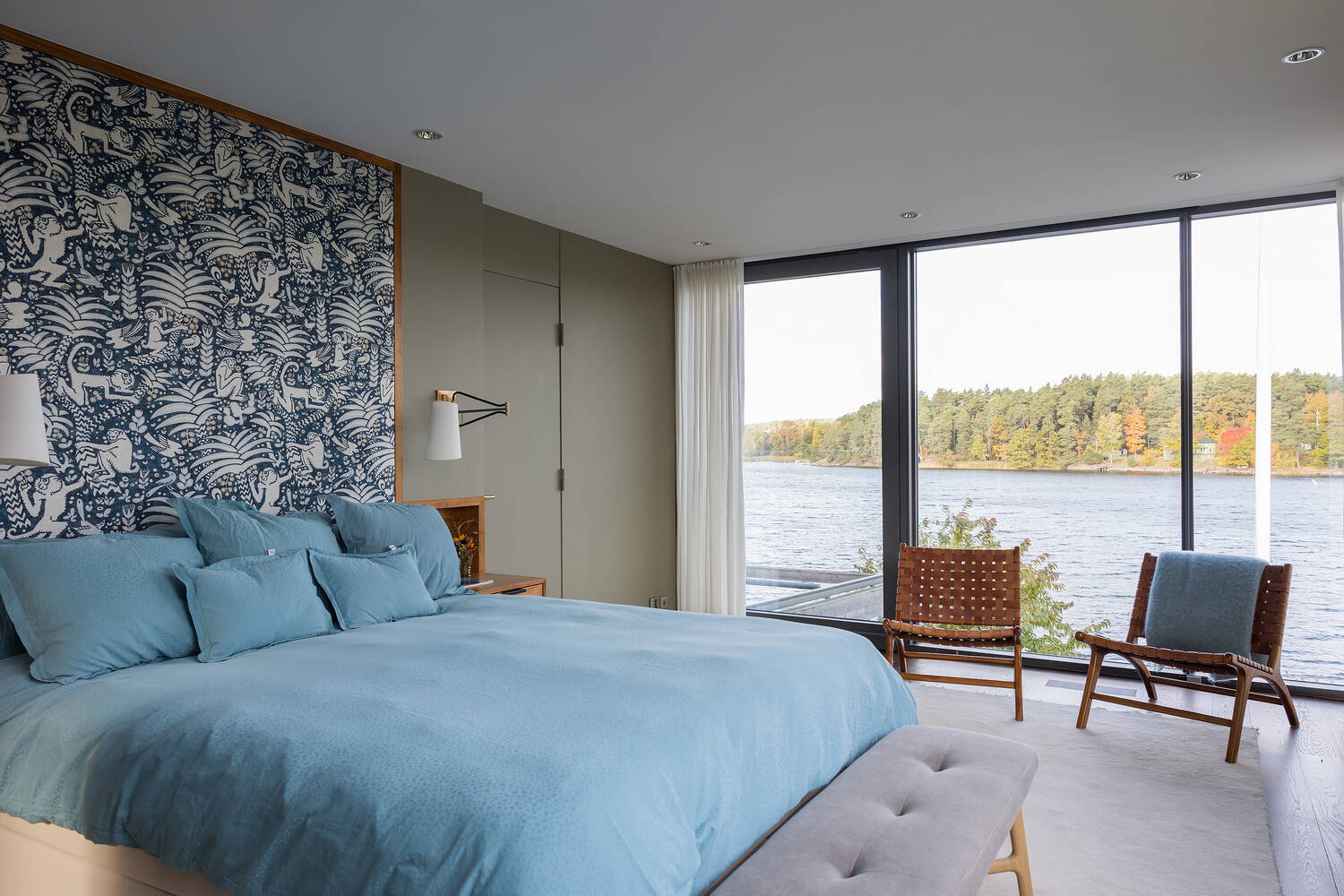 chambre décoration bleue vue mer maison en bois
