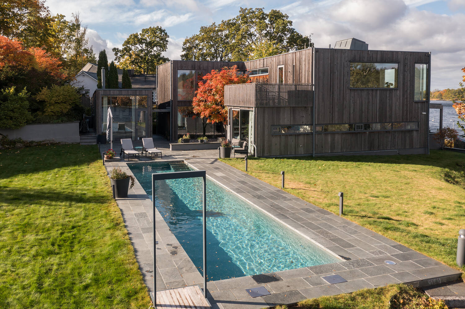 maison en bois avec piscine