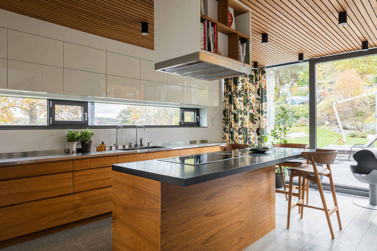 cuisine contemporaine plafond bois