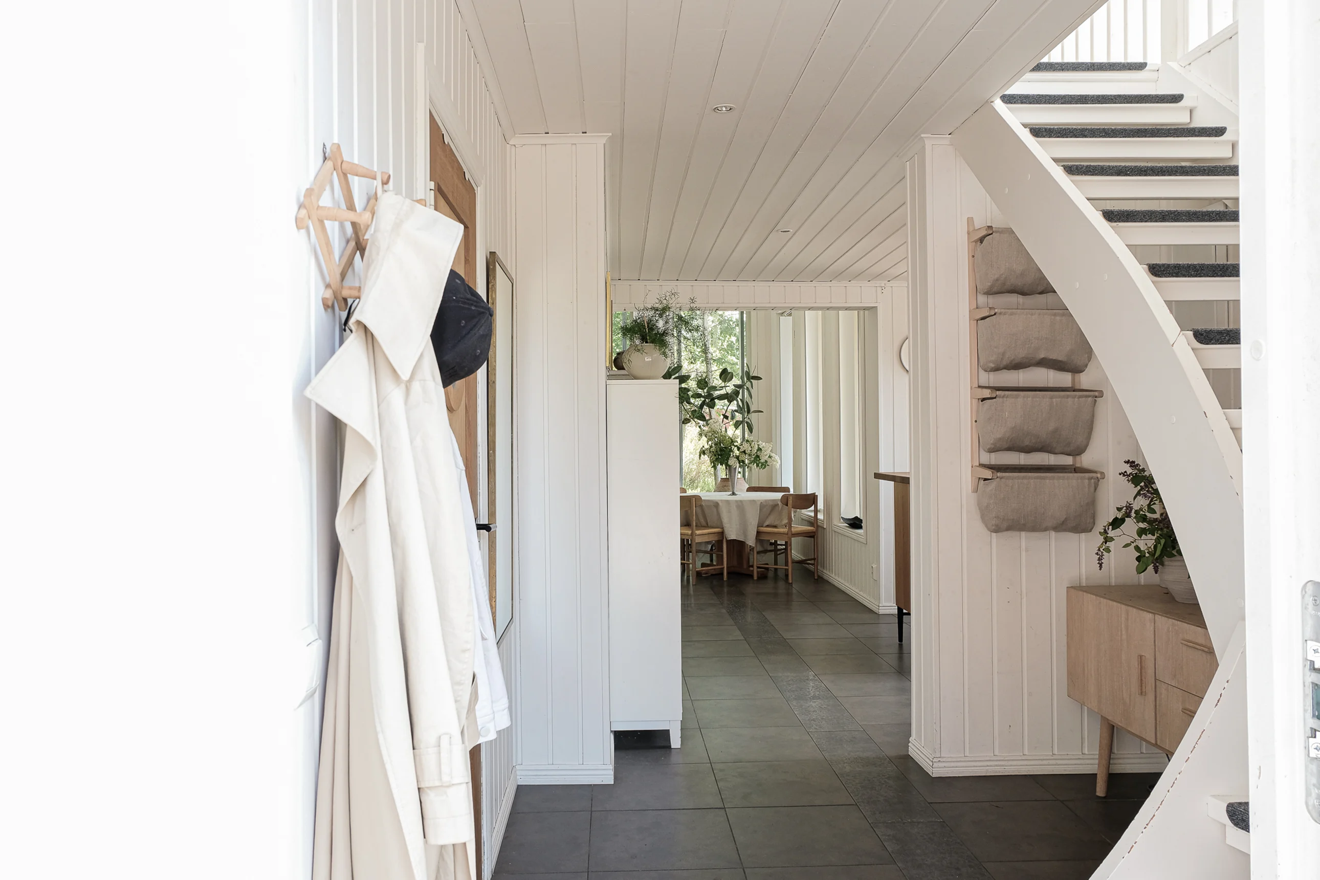 entrée avec escalier bois