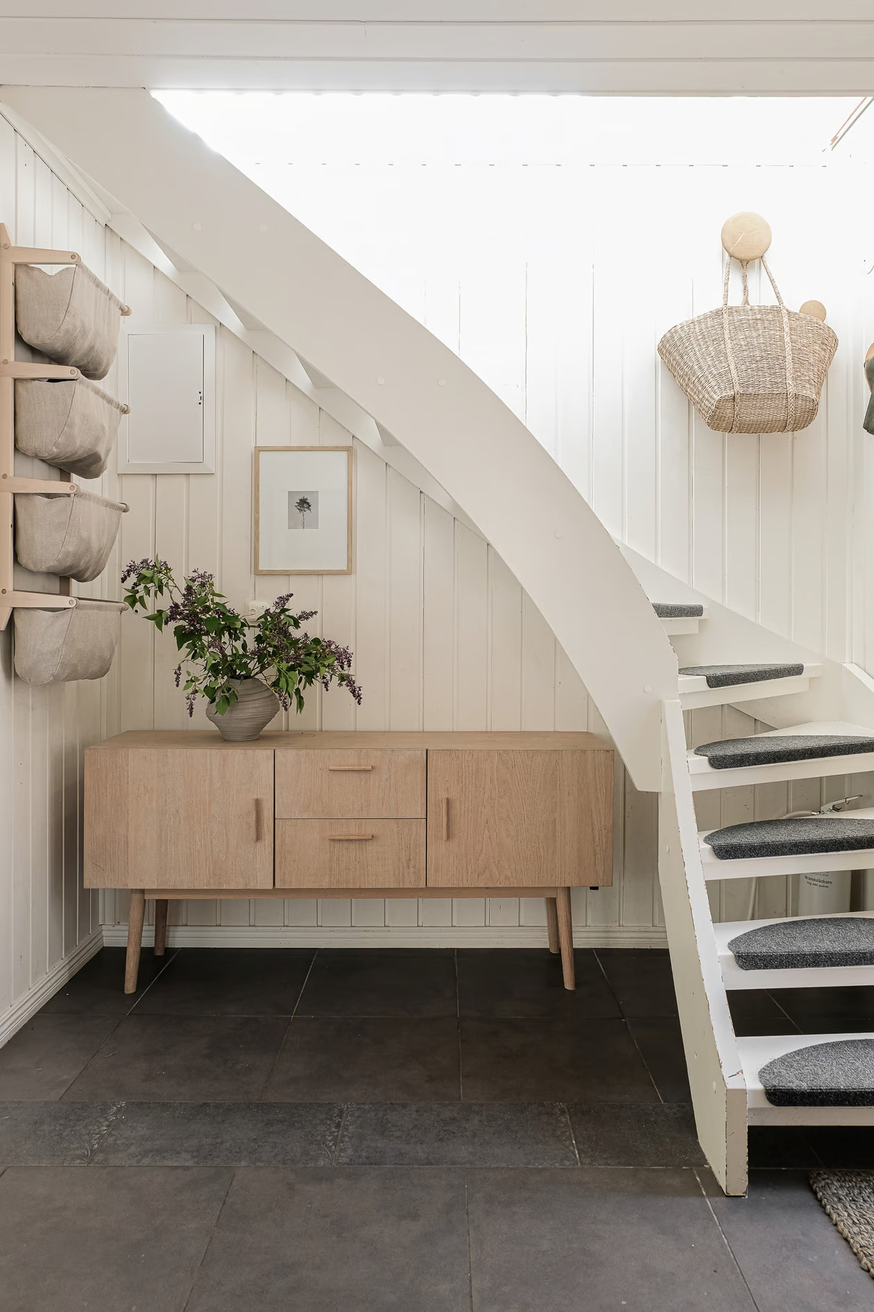 entrée avec meuble sous escalier