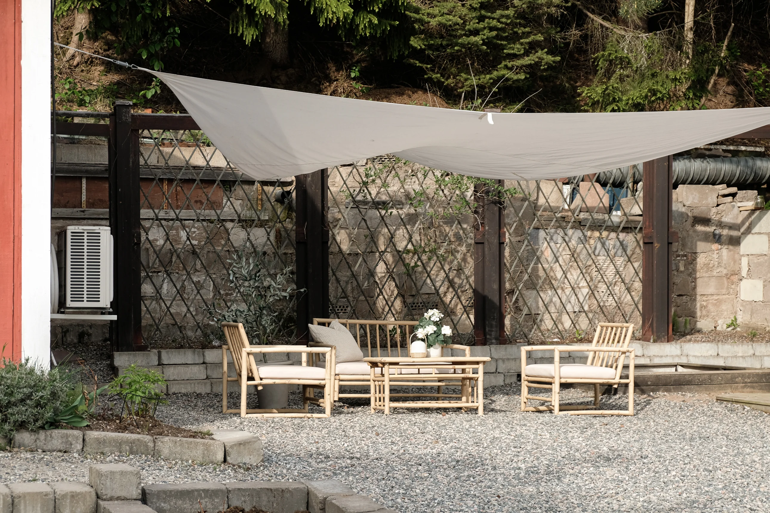 terrasse gravillons avec voile d'ombrage