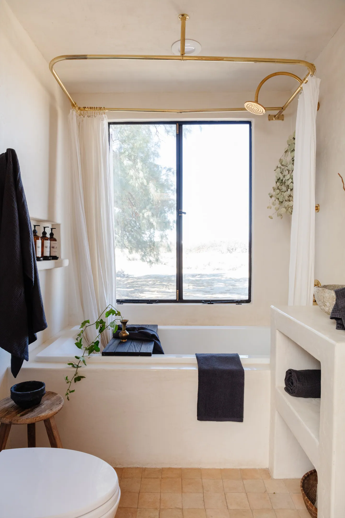 salle de bain avec fenêtre