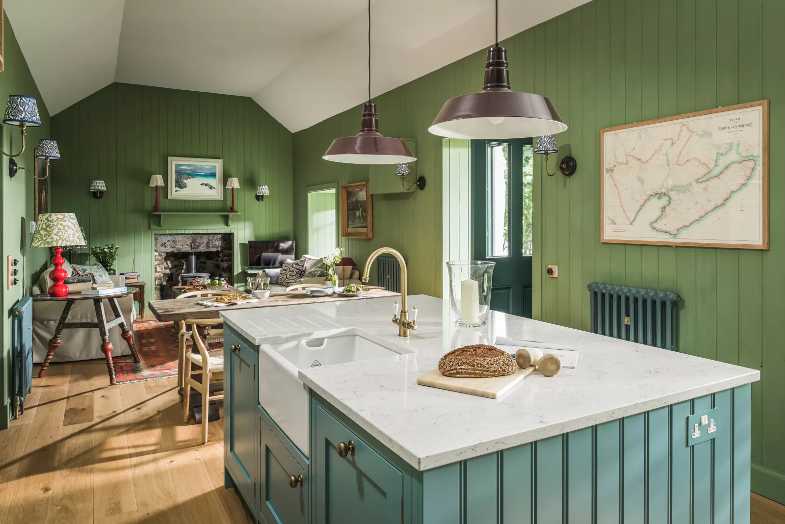 salon et cuisine ouverte décoration colorée cottage île de Mull salon et cuisine ouverte décoration colorée cottage île de Mull