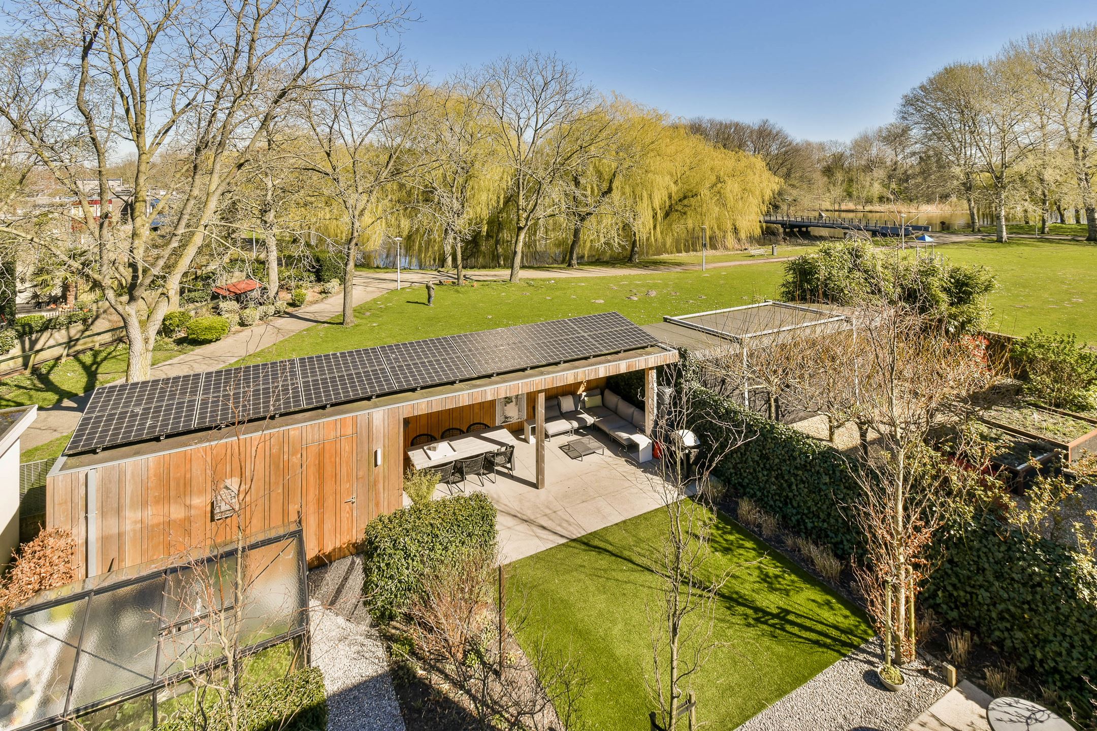 toit avec panneaux solaires maison de ville en bois toit avec panneaux solaires maison de ville en bois