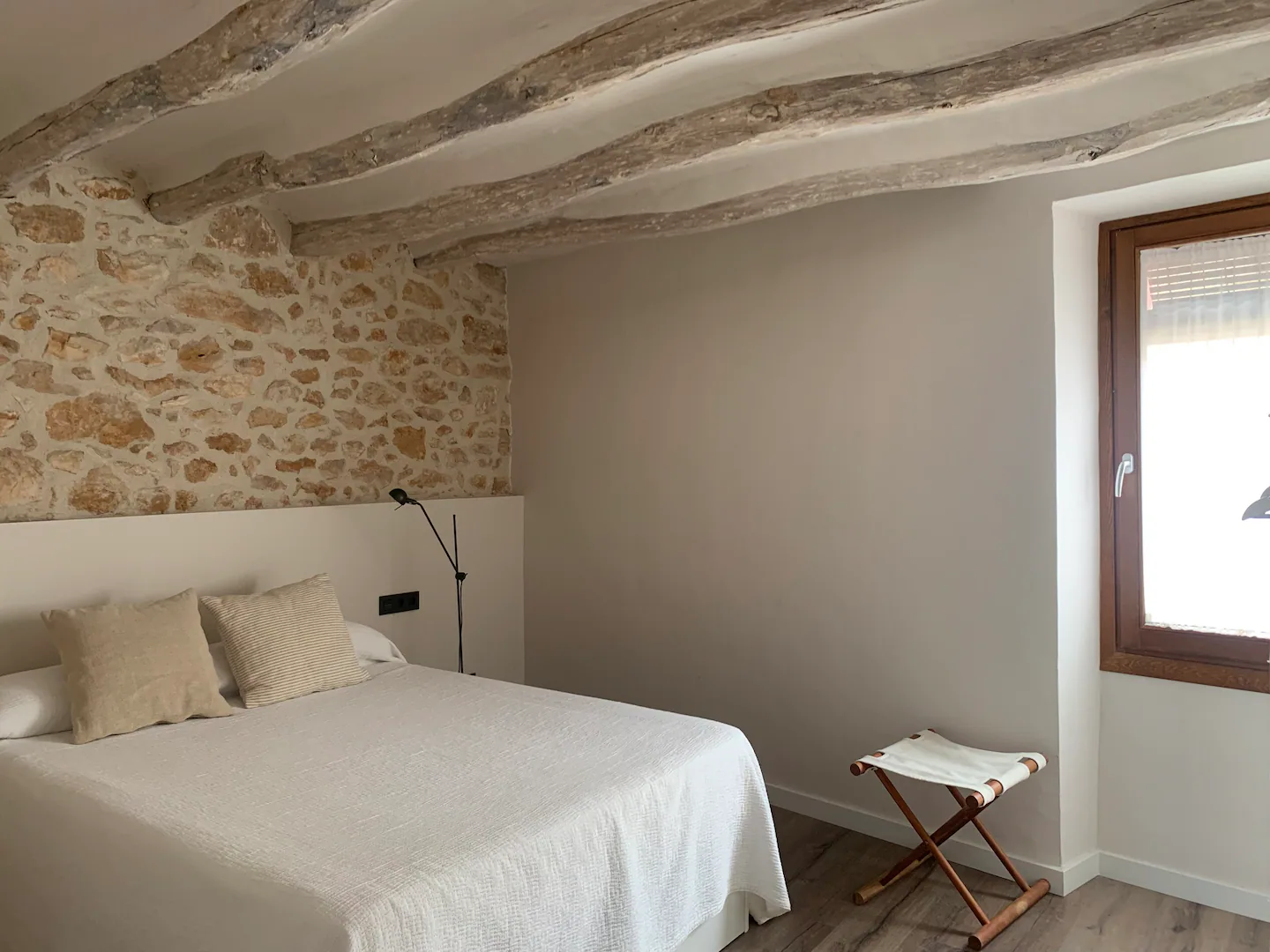 chambre avec poutres mur pierres décoration design chambre avec poutres mur pierres décoration design