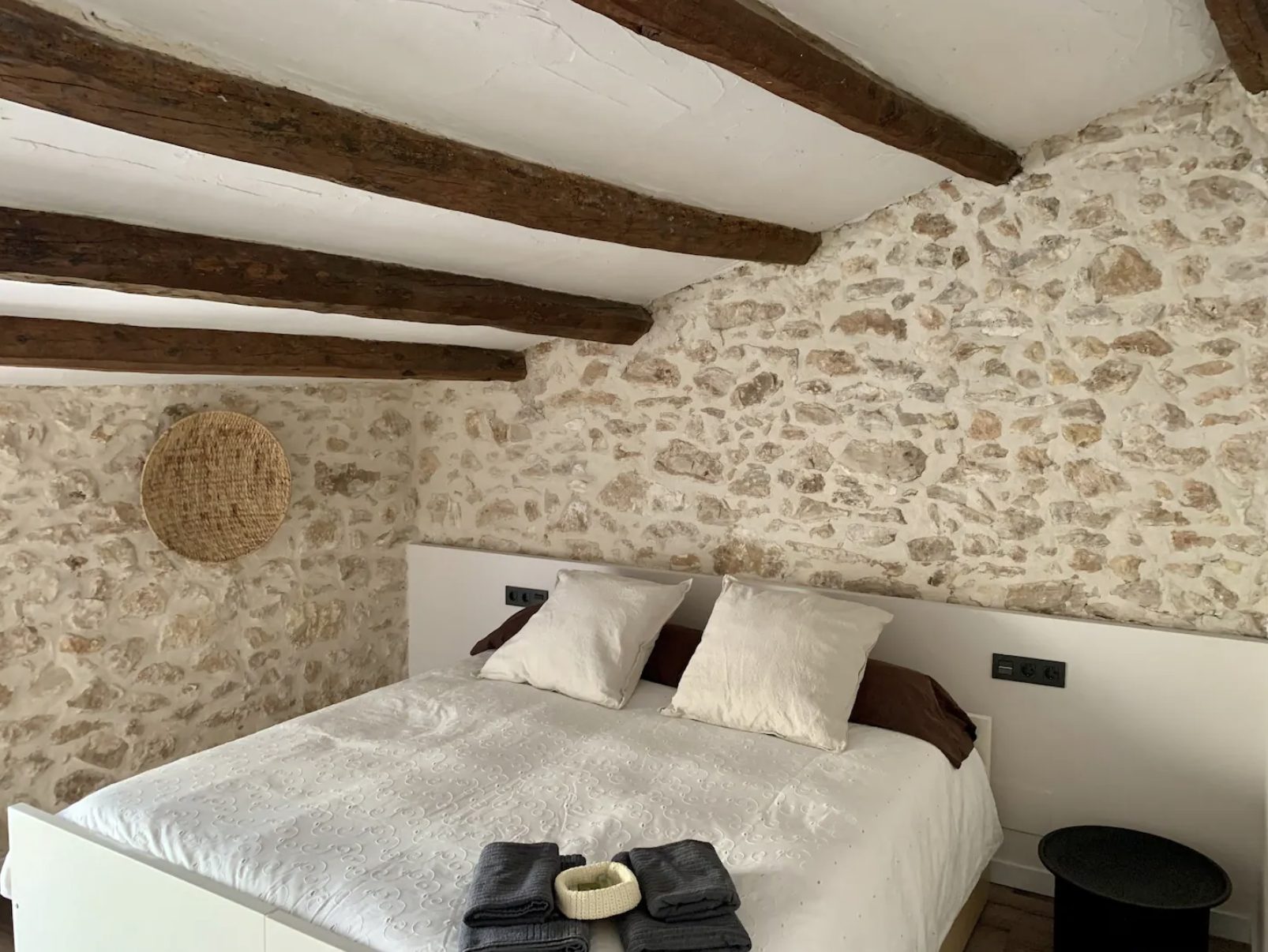 chambre avec poutres mur pierres décoration design chambre avec poutres mur pierres décoration design