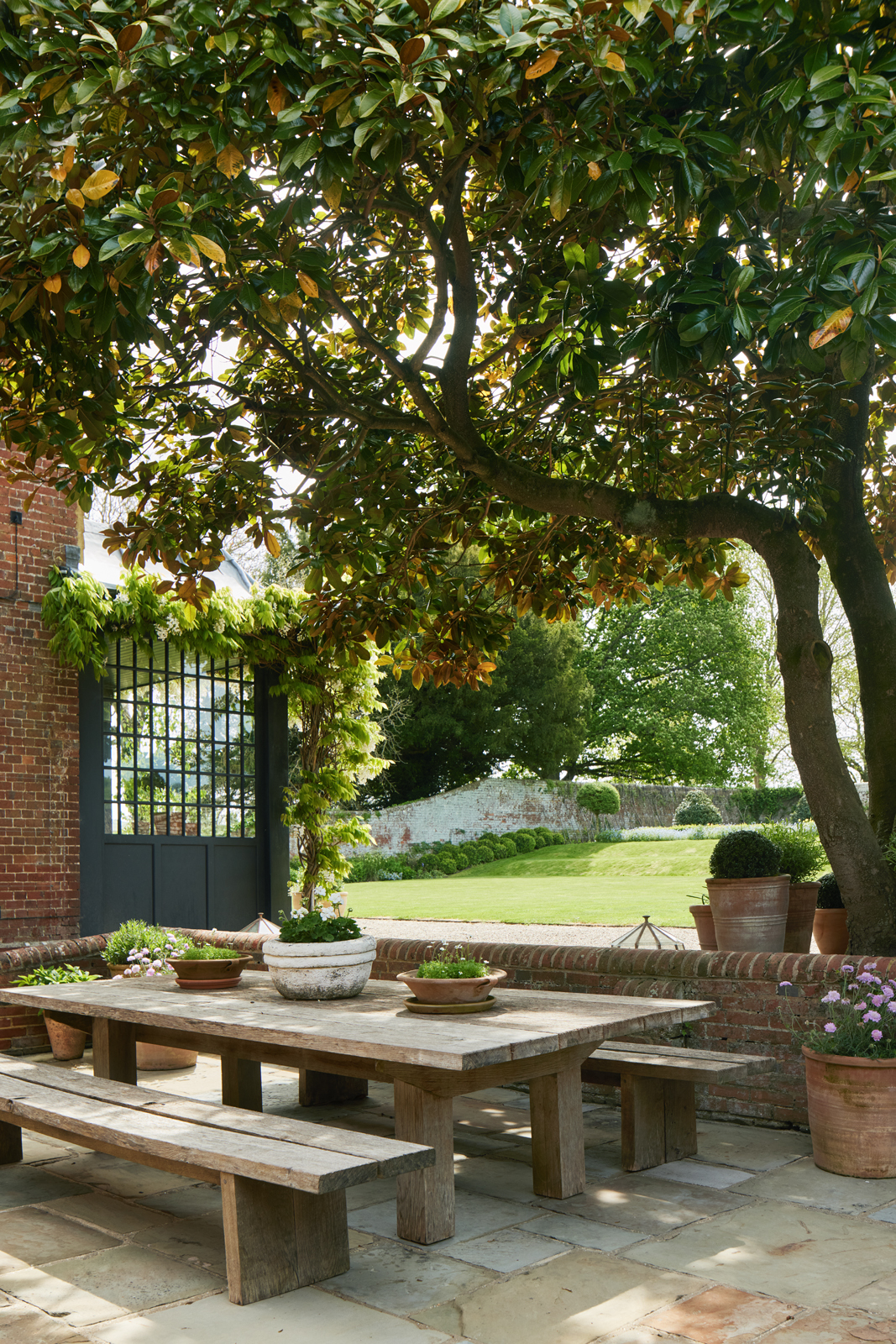 salle à manger extérieure dans jardin anglais salle à manger extérieure dans jardin anglais