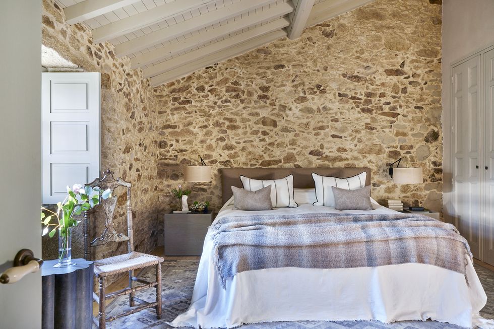 chambre avec poutres peintes maison en pierre chambre avec poutres peintes maison en pierre