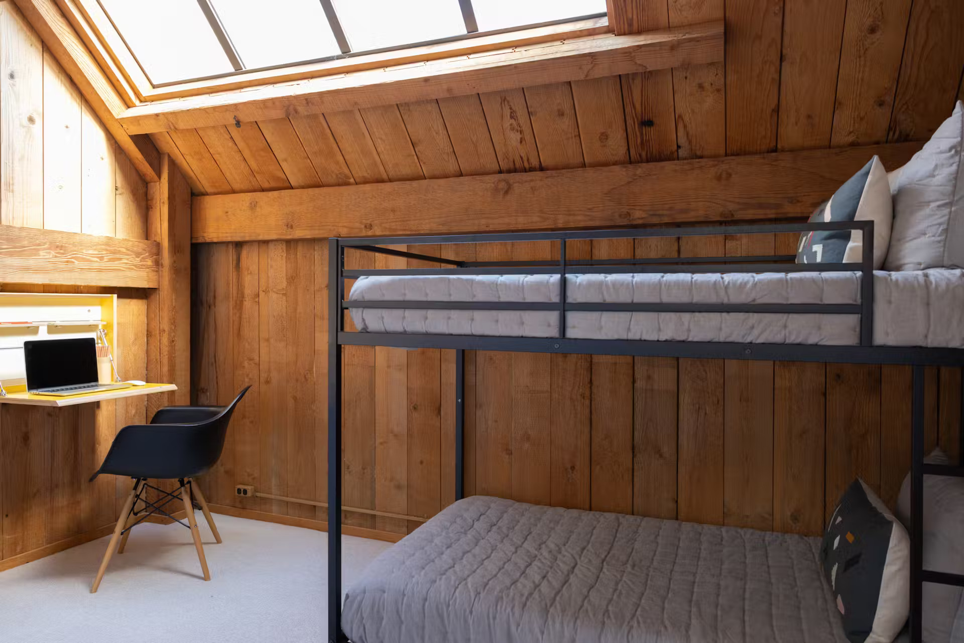 chambre murs bois avec espace bureau décoration design