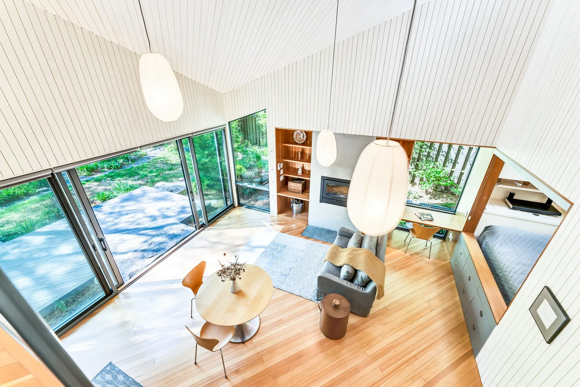 salon double hauteur petite maison en bois 54m2