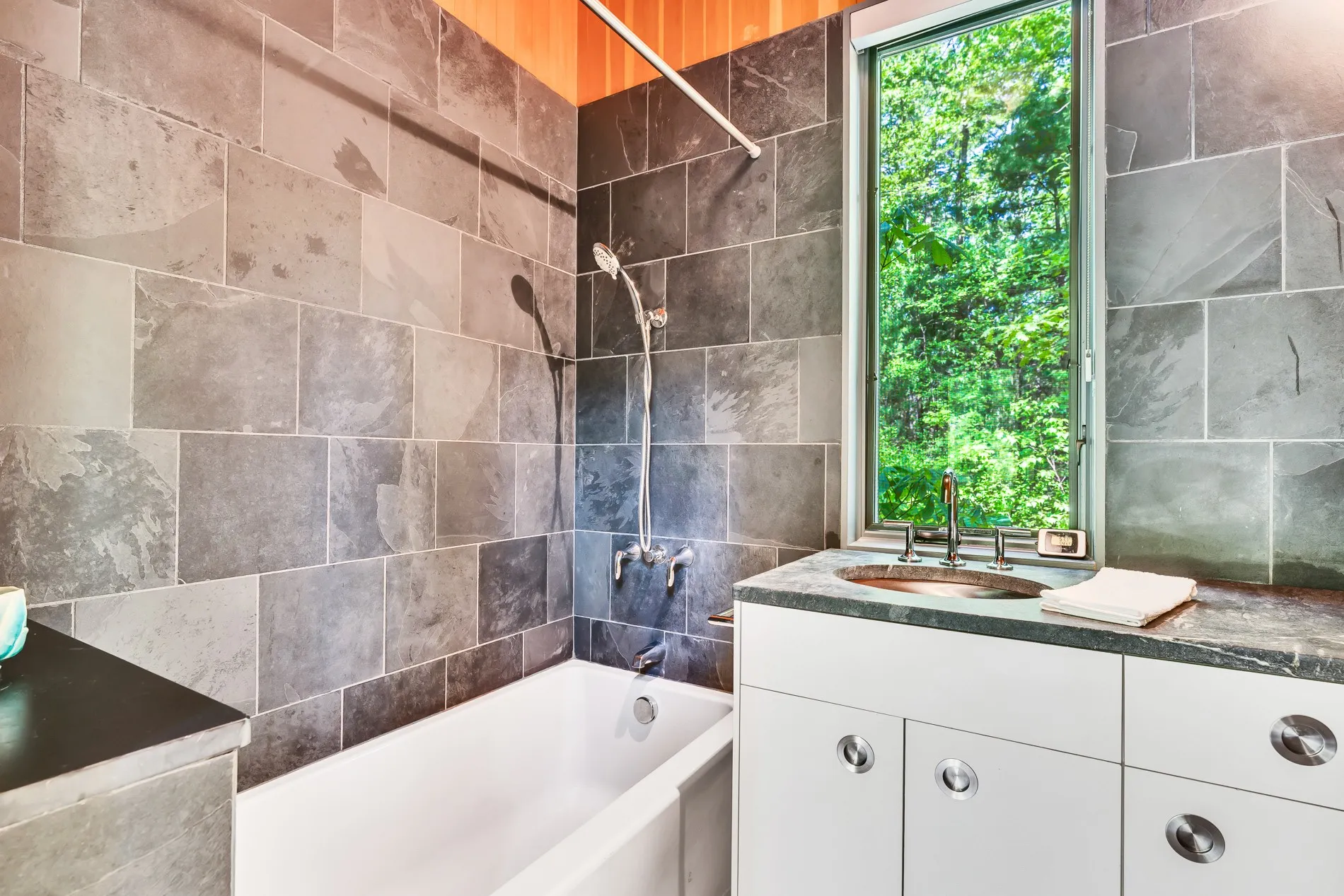 salle de bain grise