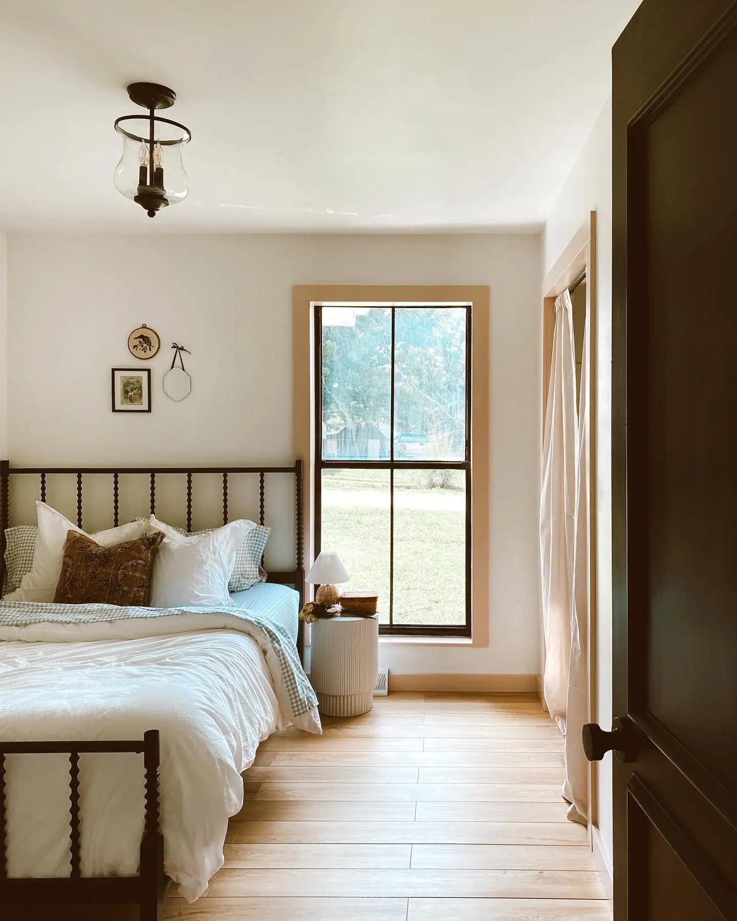 chambre avec lit à barreaux