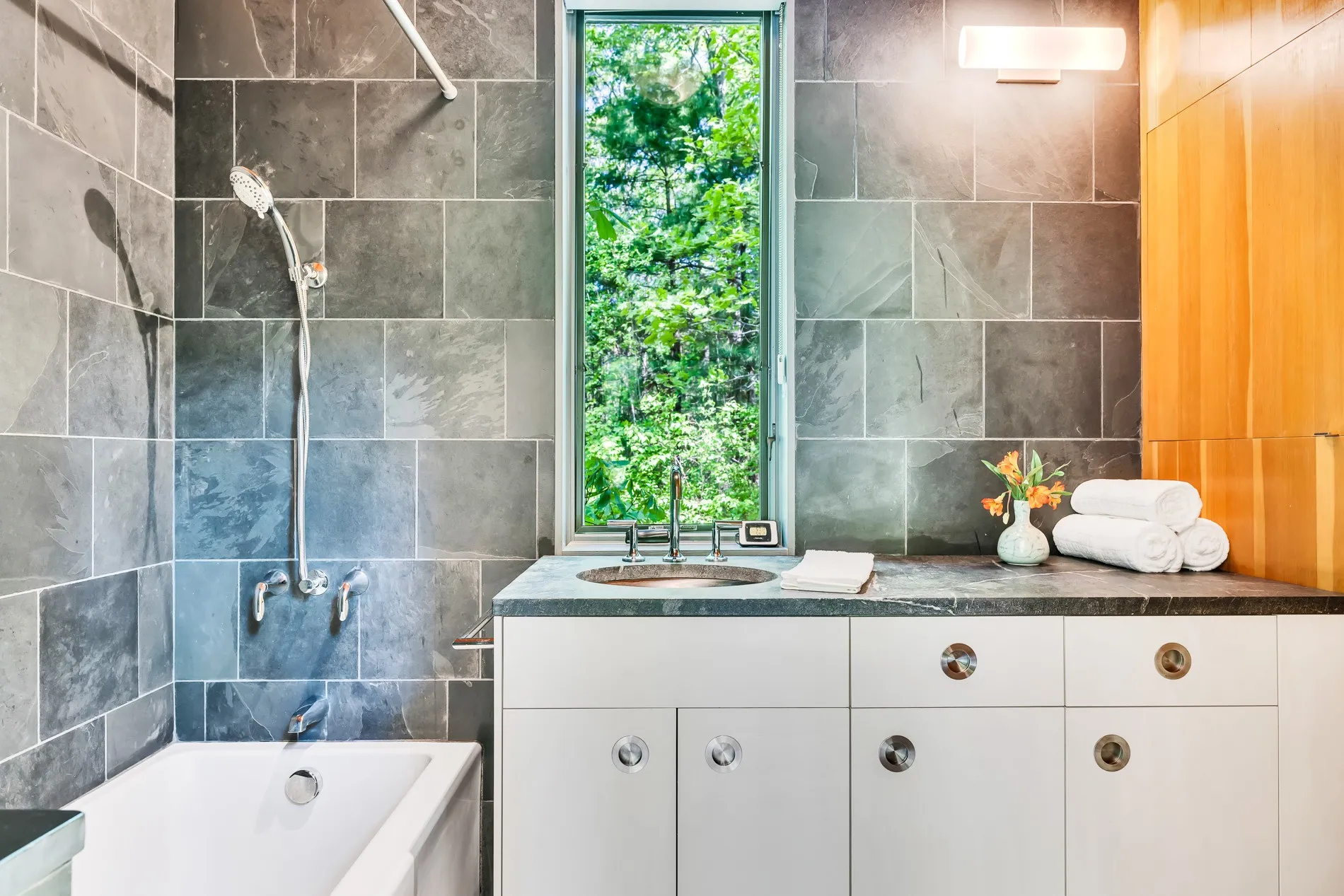salle de bain grise