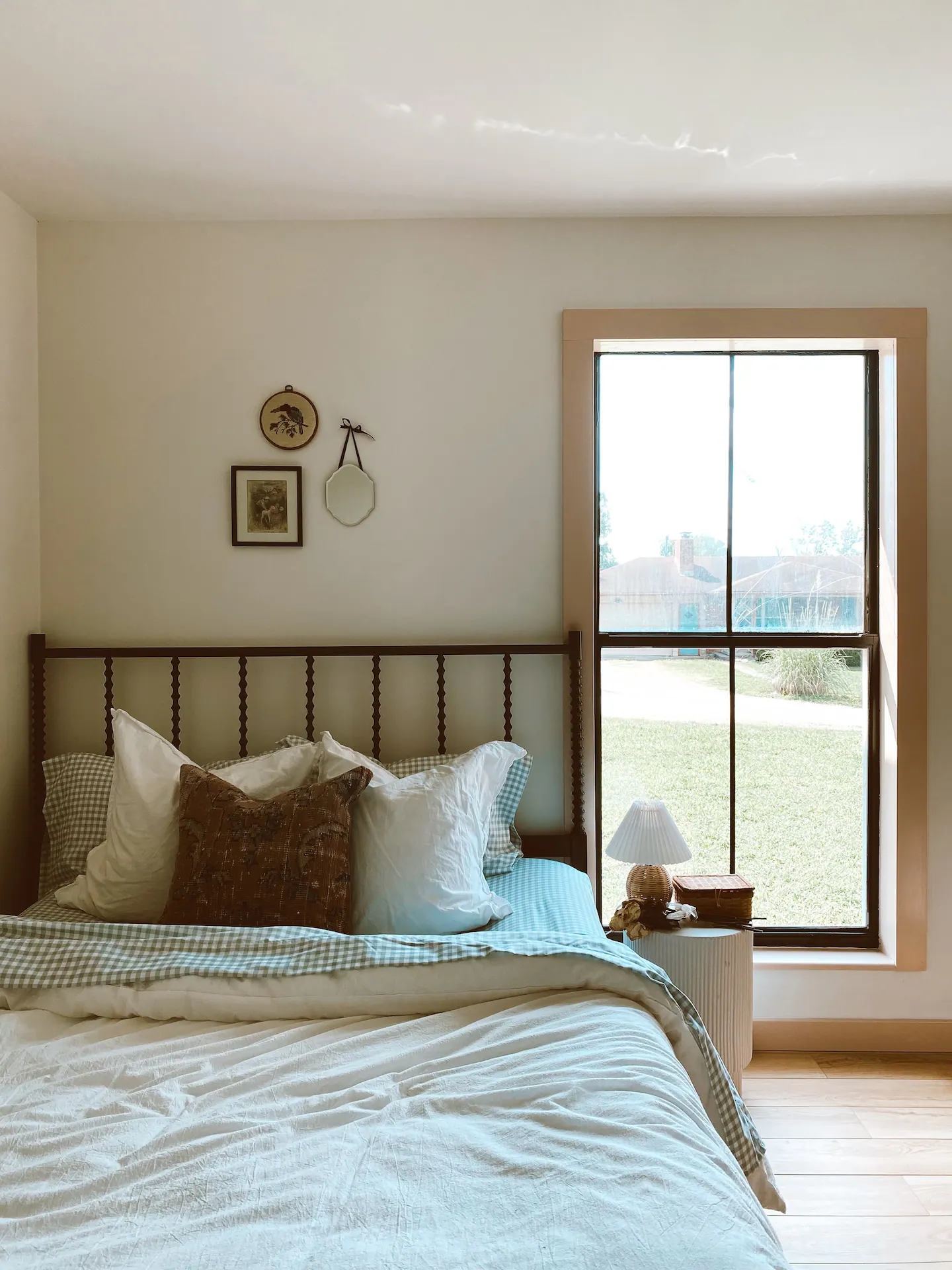chambre avec lit à barreaux
