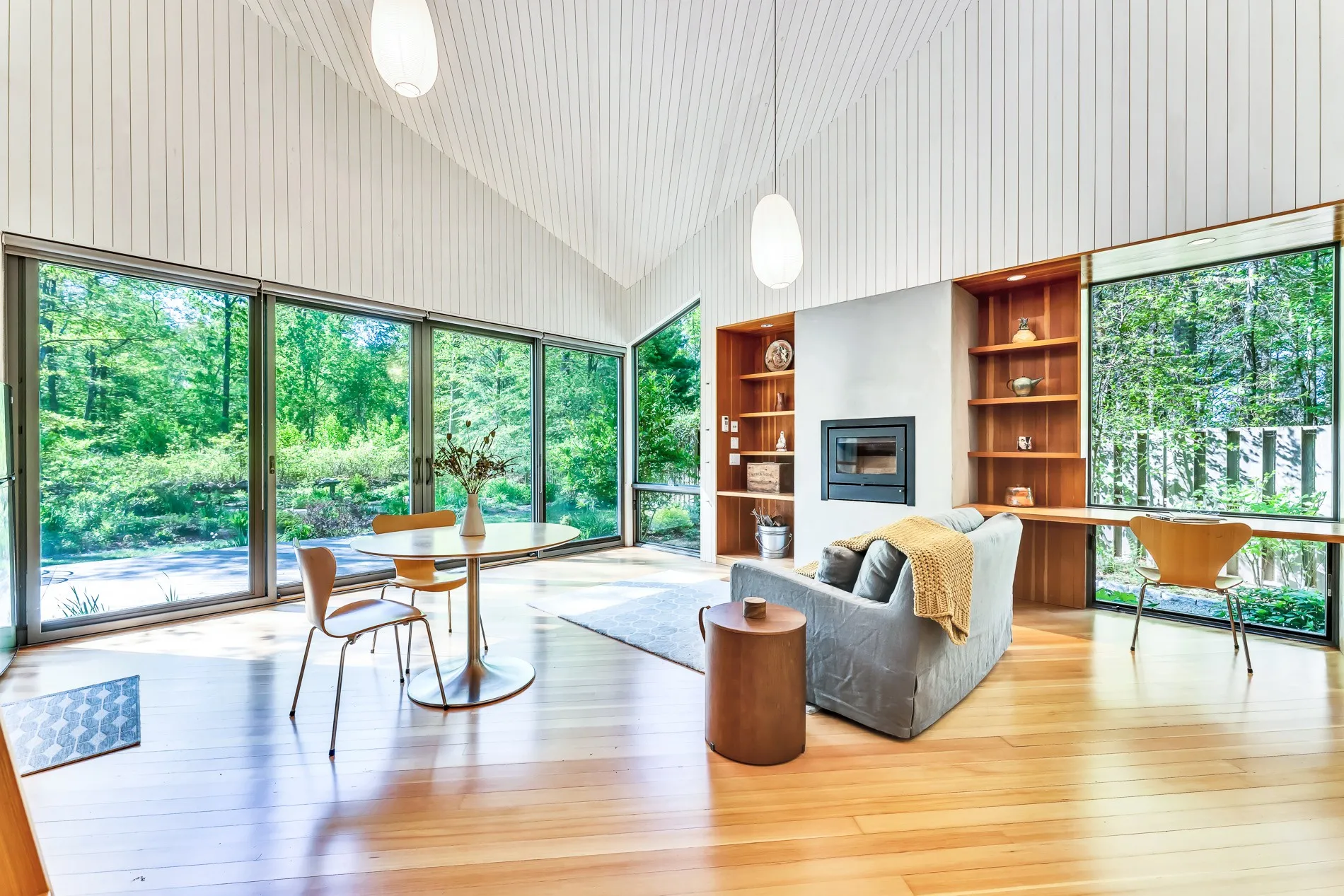 salon avec baies vitrées petite maison en bois 54m2