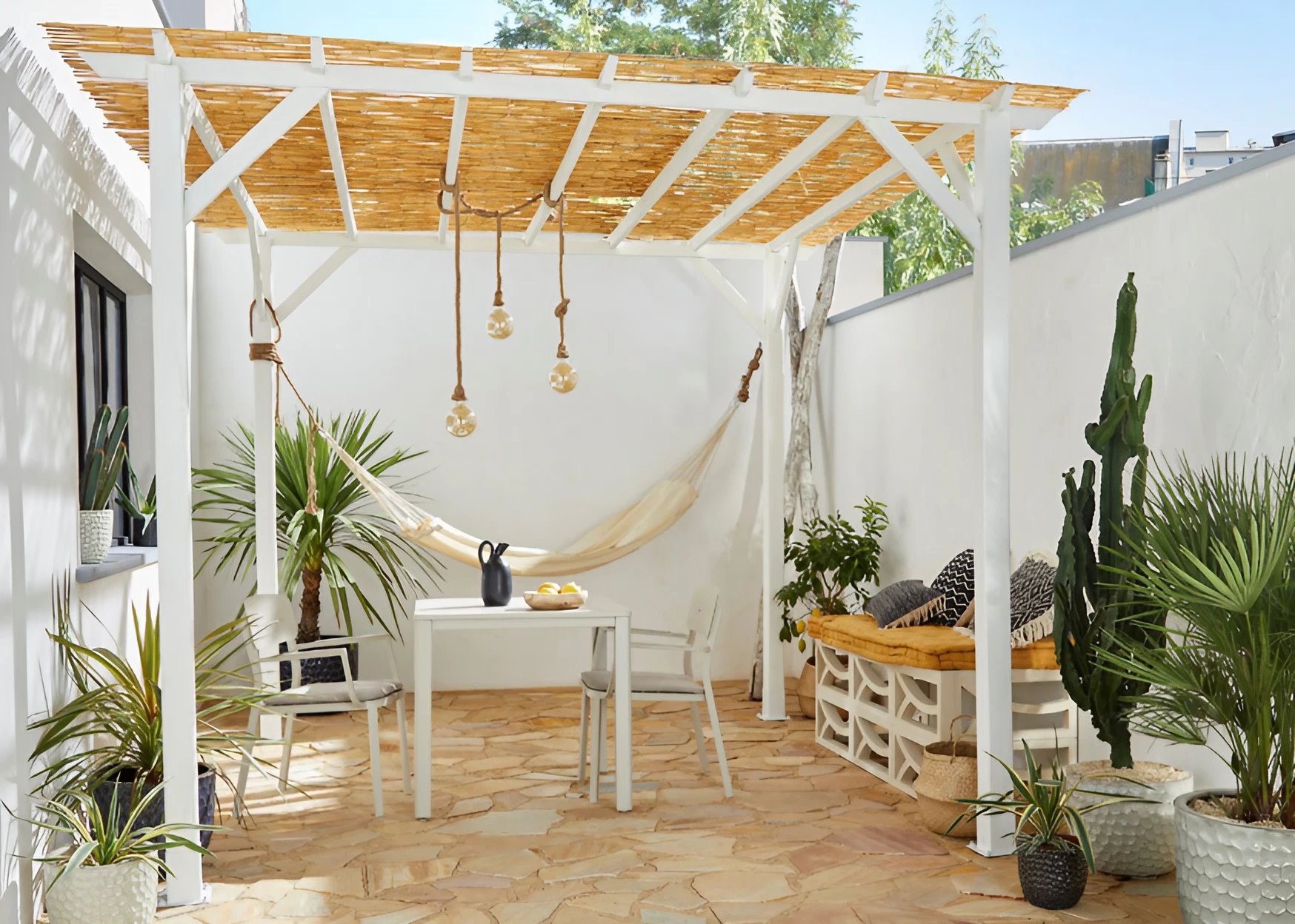 cour aménagée avec pergola Castorama