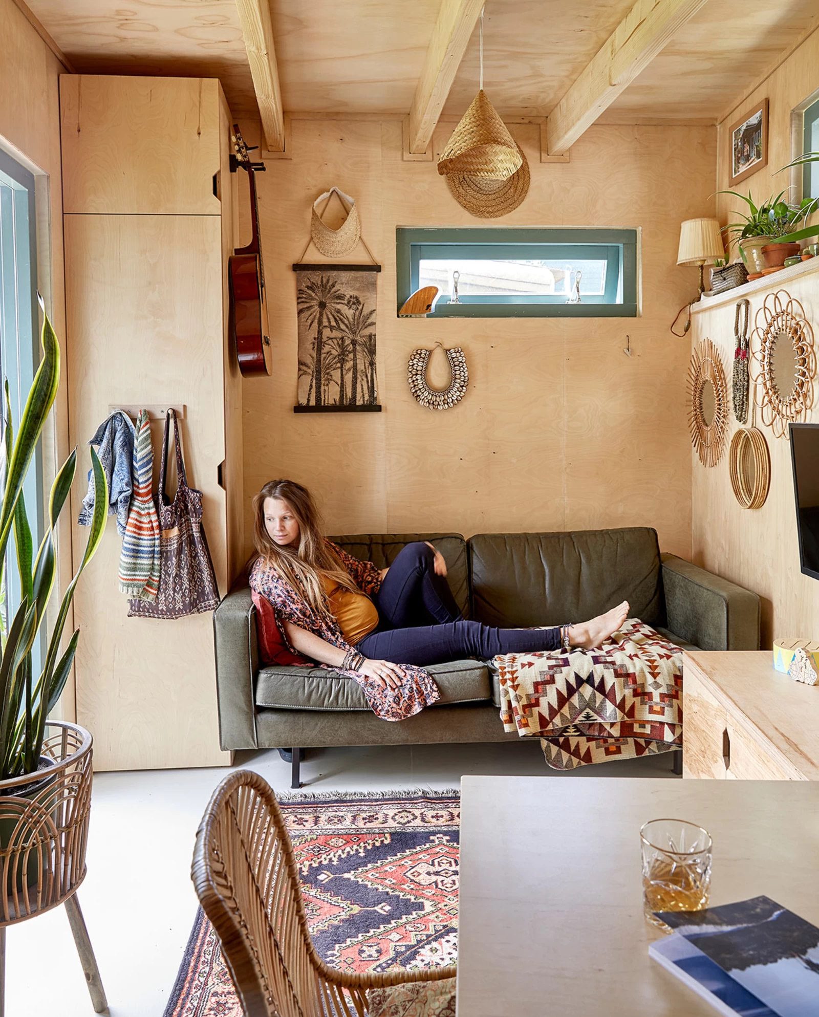 salon tiny house murs en bois