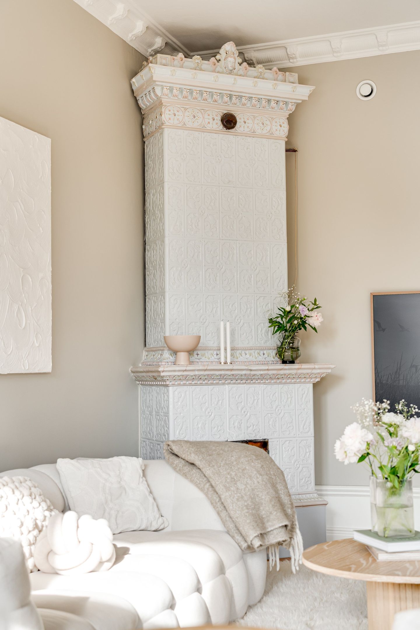 salon avec poêle faïence et moulures décoration scandinave design salon avec poêle faïence et moulures décoration scandinave design