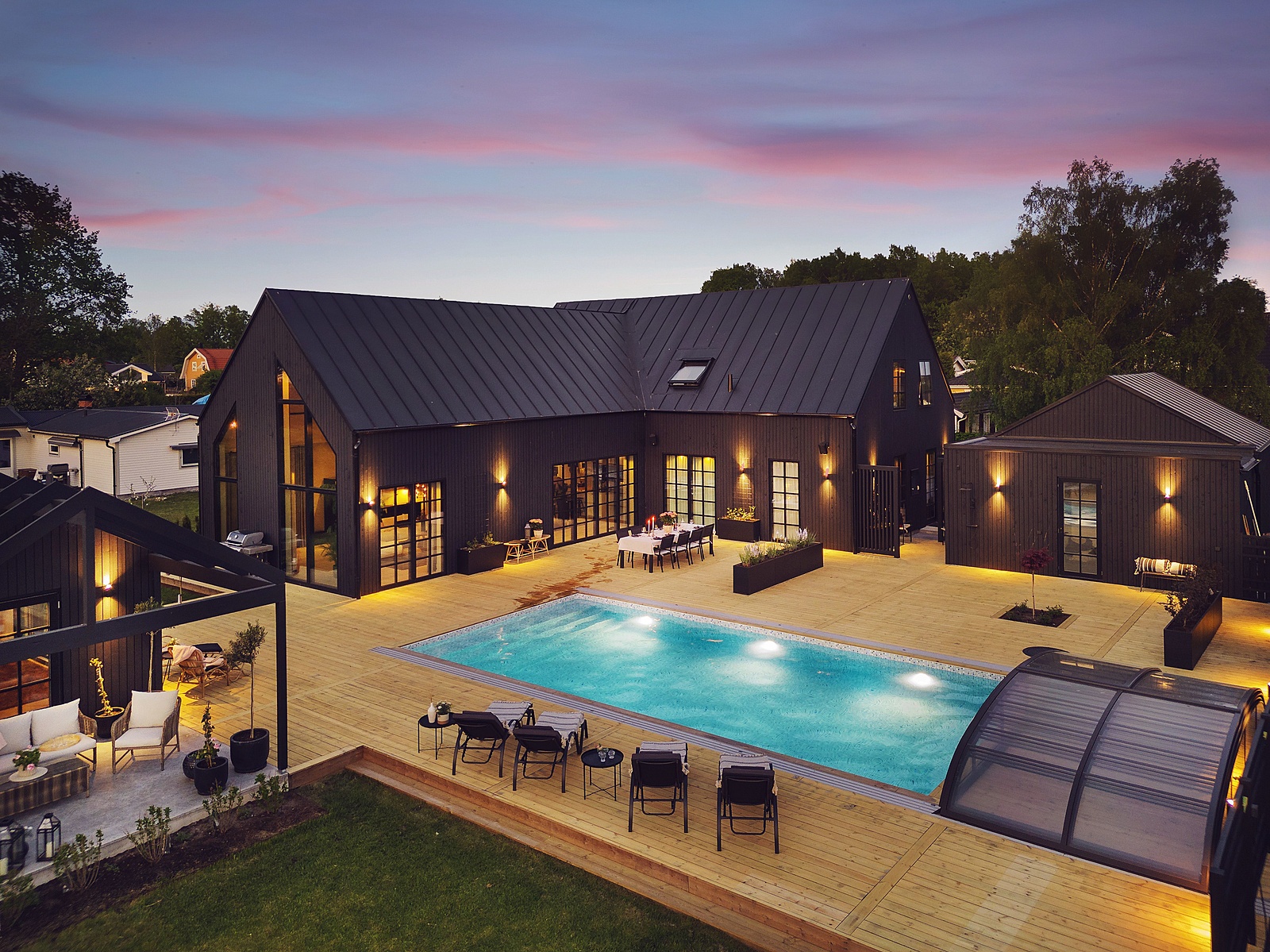 maison en bois noir avec piscine