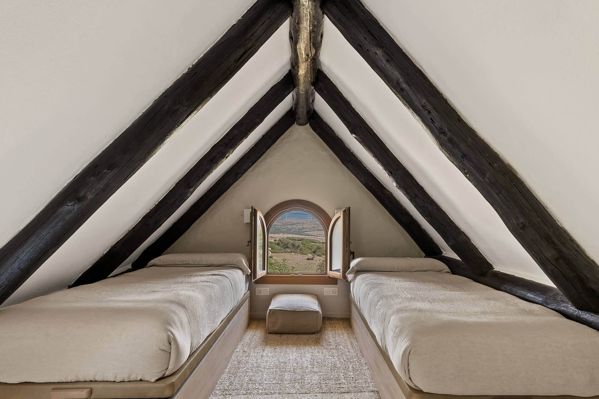 chambre mansardée avec poutres ferme rénovée chambre mansardée avec poutres ferme rénovée