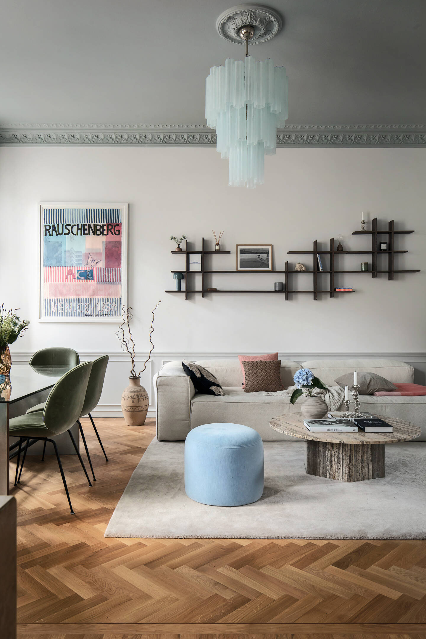 salon avec moulures et plafond peint en gris décoration contemporaine