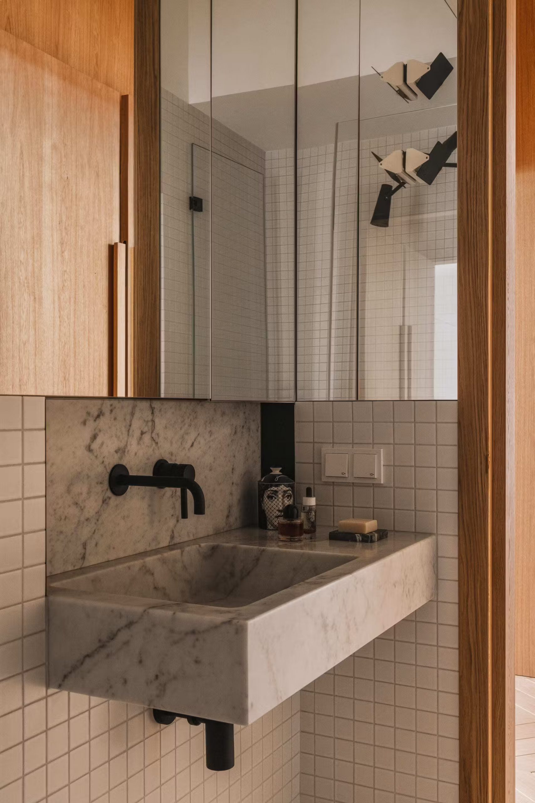 salle de bain bois et marbre