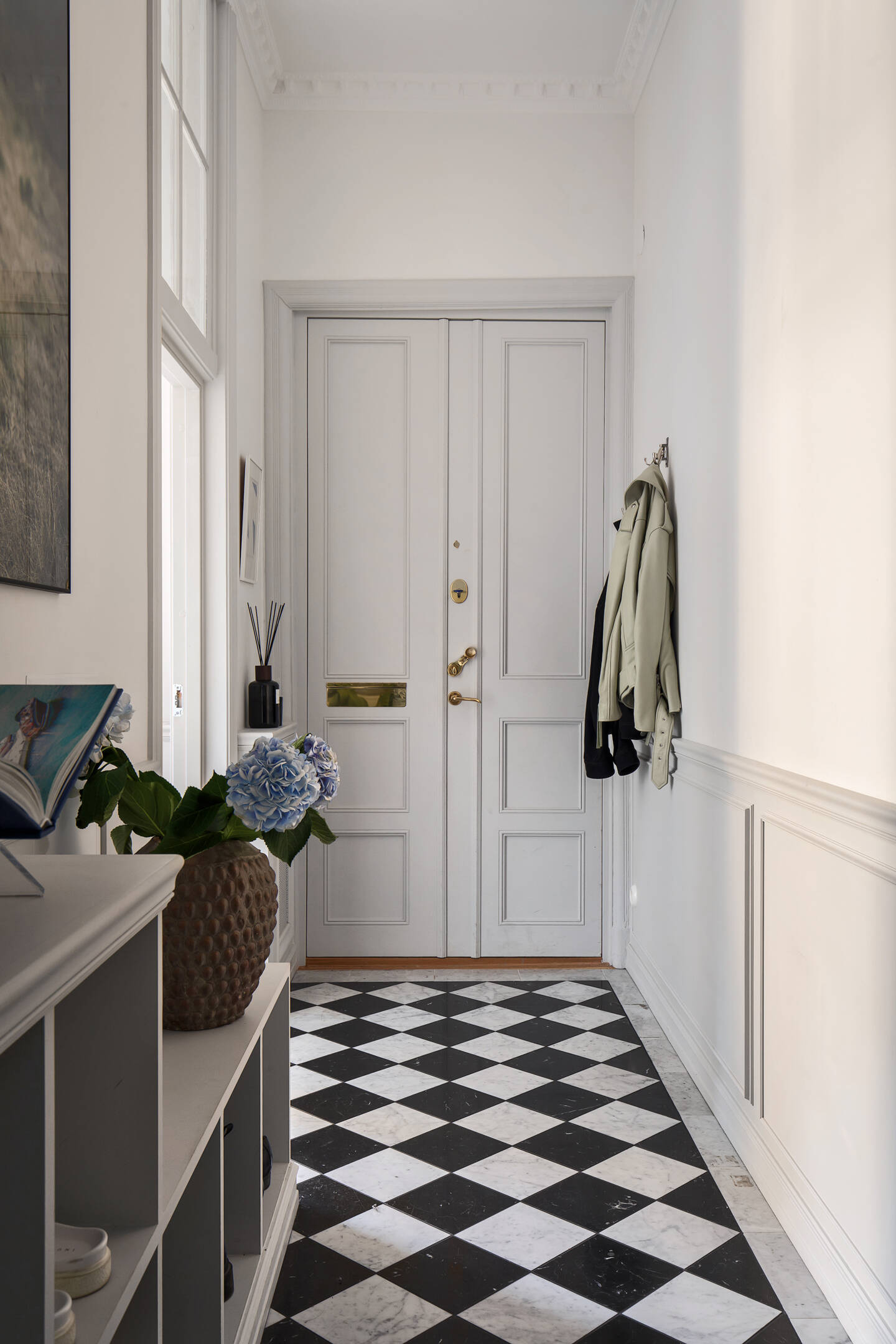 entrée avec moulures et sol à damier