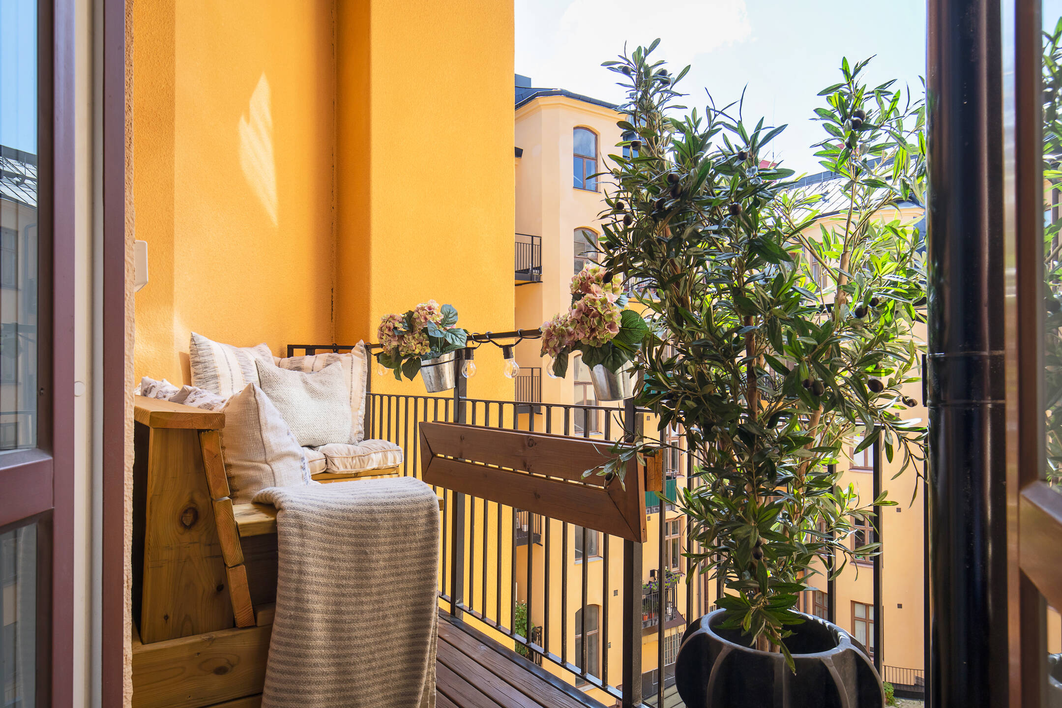 balcon mur jaune