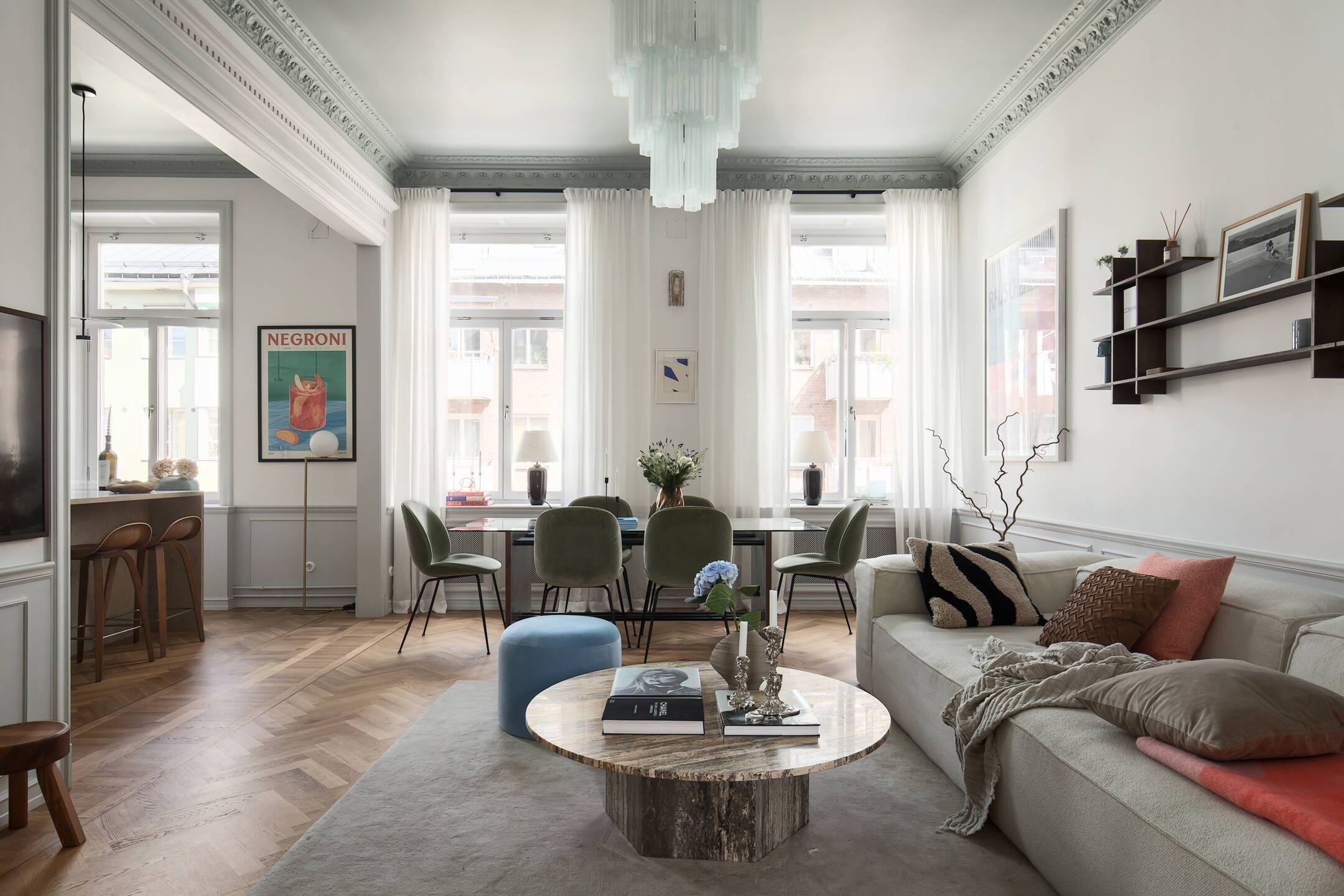 salon avec moulures et plafond peint en gris décoration contemporaine