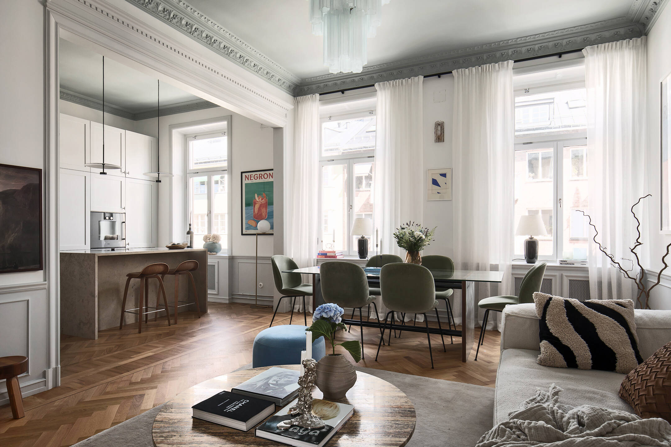 salon avec moulures et plafond peint en gris décoration contemporaine