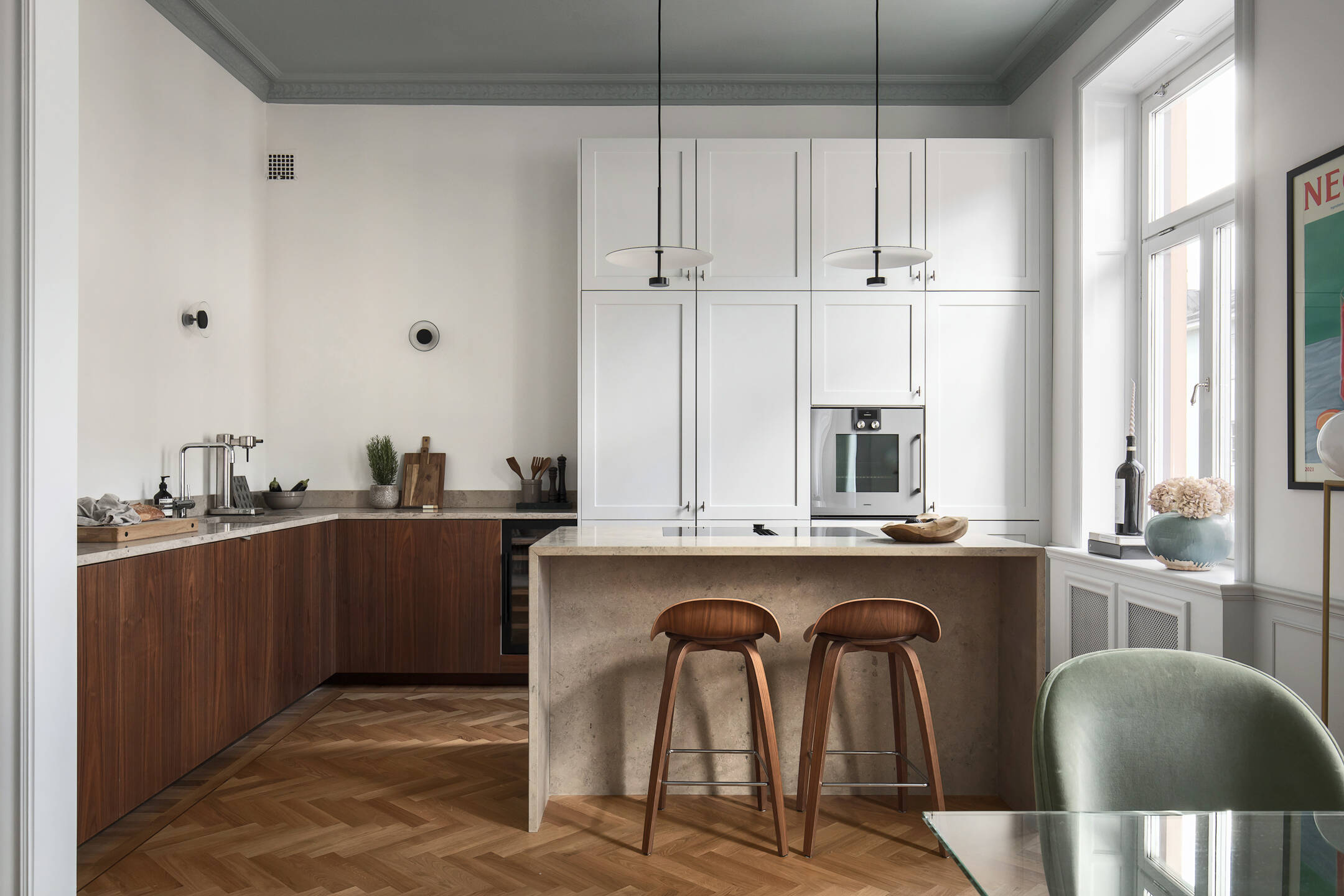 cuisine design ouverte avec moulures
