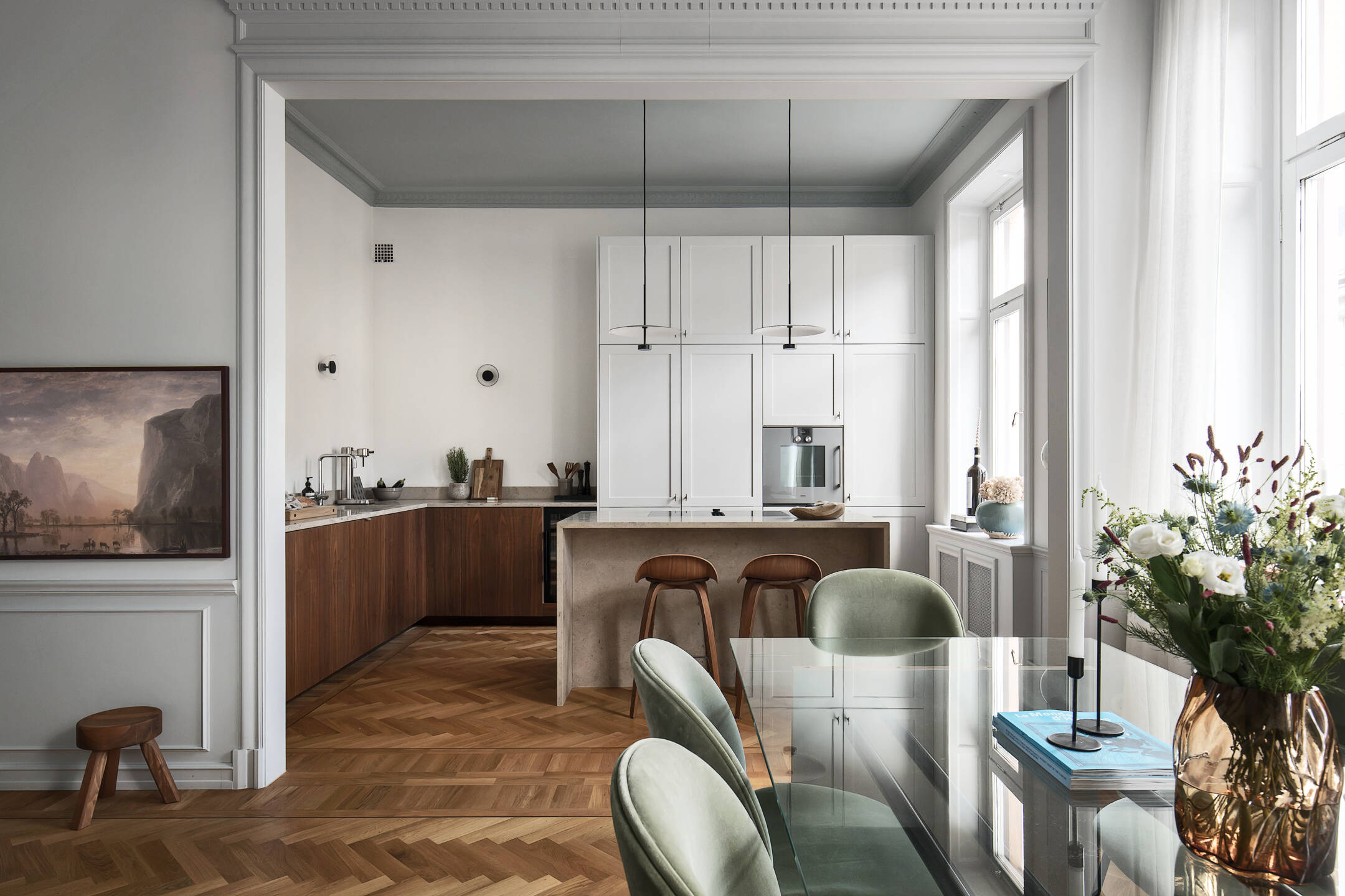 cuisine avec moulures et plafond peint en gris décoration contemporaine