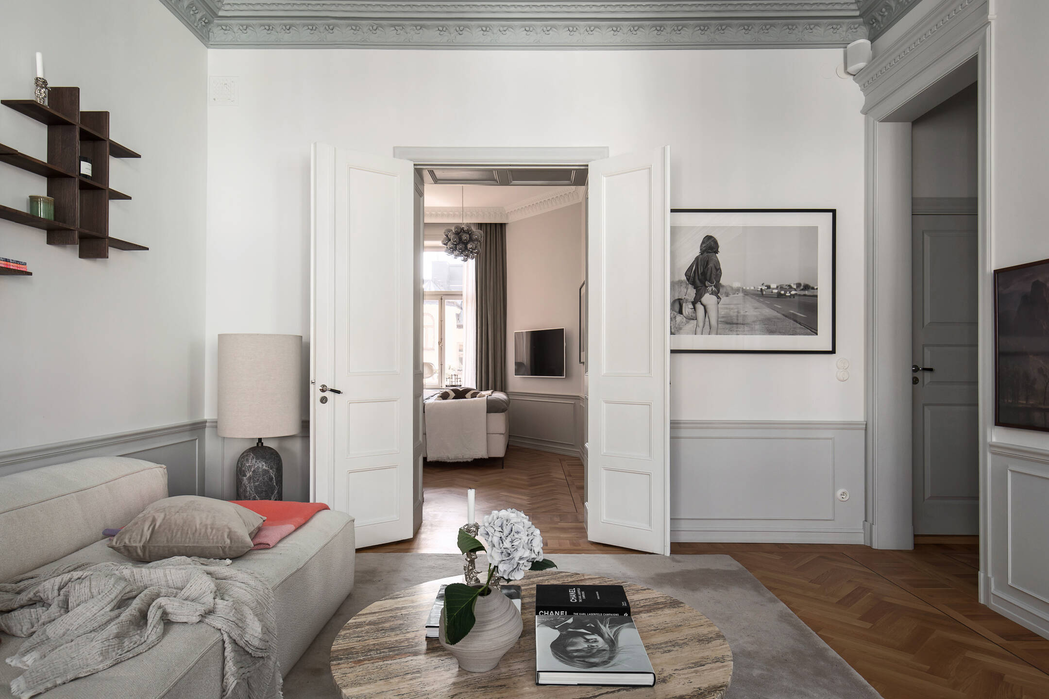 salon avec moulures et plafond peint en gris décoration contemporaine