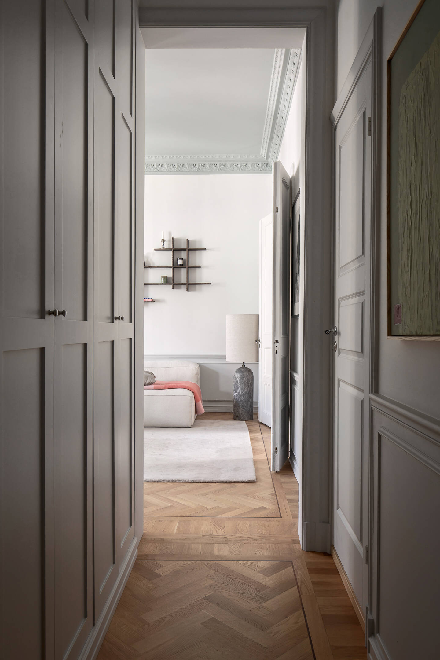 couloir avec placards gris
