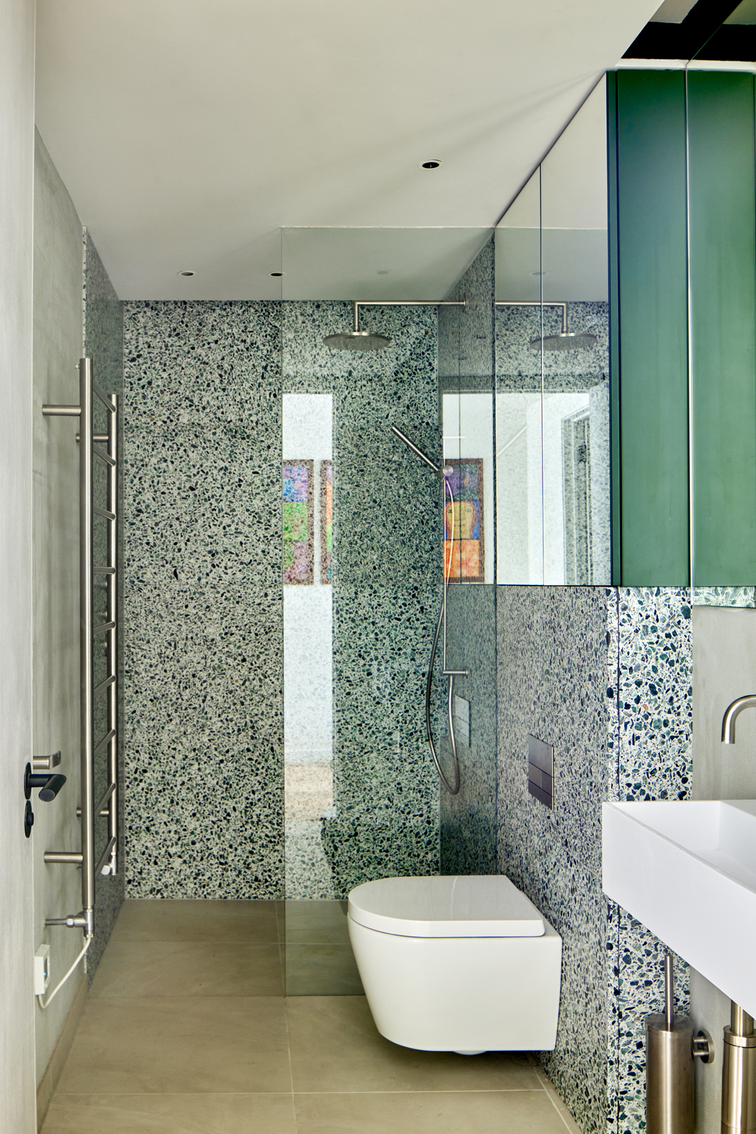 salle de bain design verte dans maison agrandie salle de bain design verte dans maison agrandie