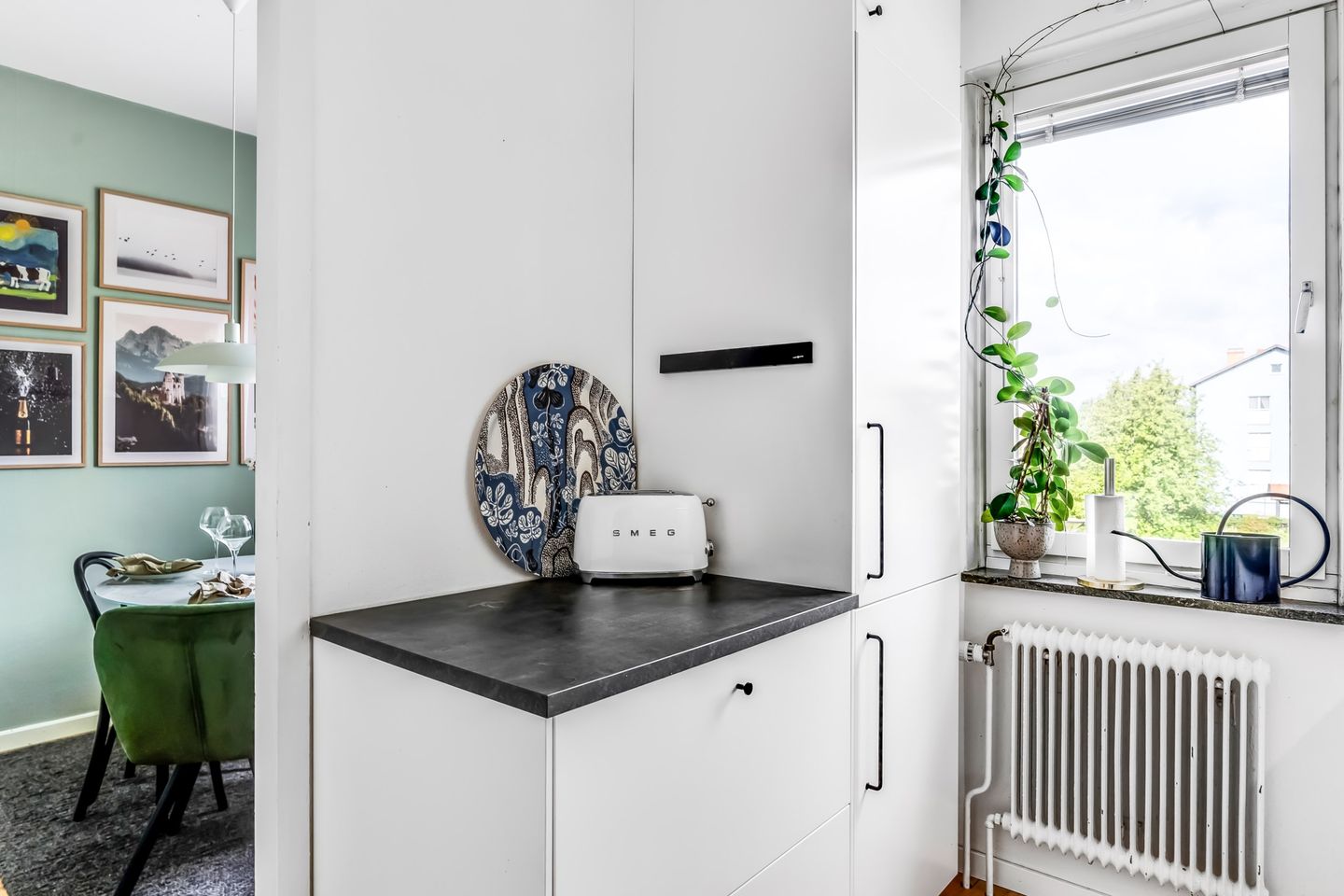 cuisine design blanche avec salle à manger