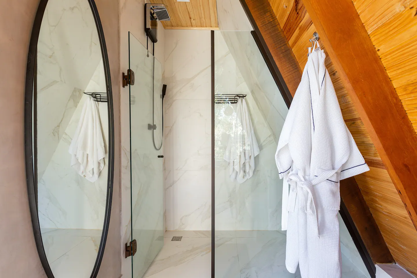 salle de bain marbre maison A-Frame
