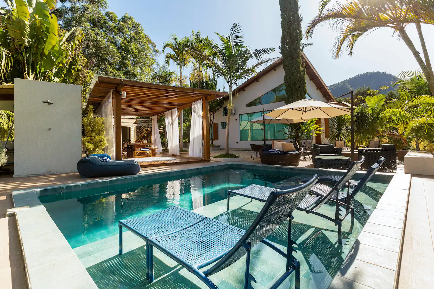 jardin avec piscine
